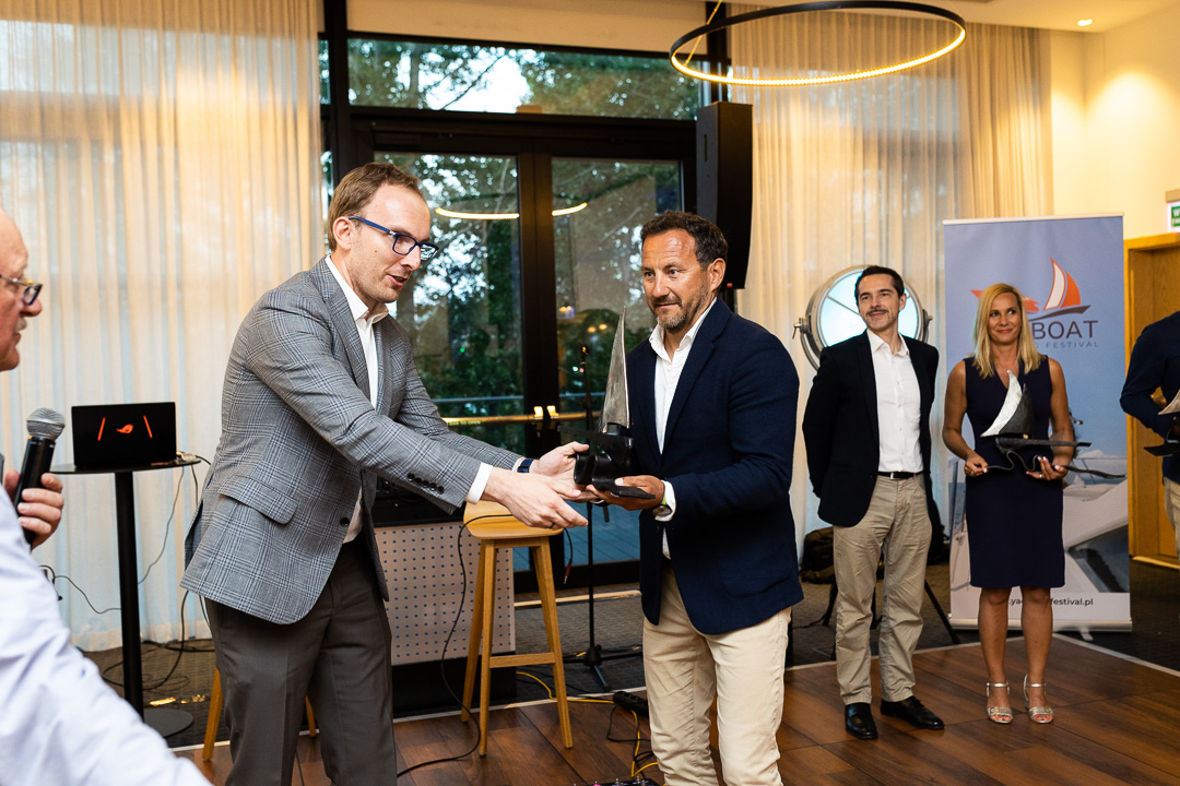 Wiceprzewodniczący Rady Miasta Gdyni, Jakub Ubych wręcza jedną z nagr&oacute;d Gdynia Polboat Awards 2022, fot. mat. prasowe organizator&oacute;w