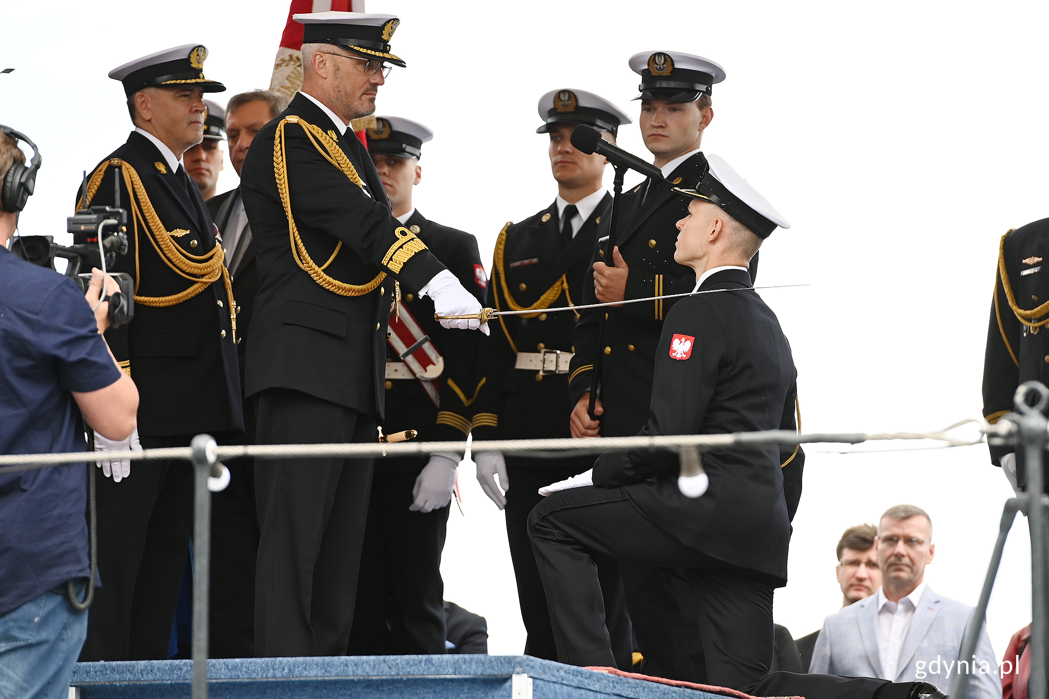 Symboliczne ślubowanie nowych oficer&oacute;w to także dotyk pałasza na ramieniu marynarskiego munduru, fot. Michał Puszczewicz