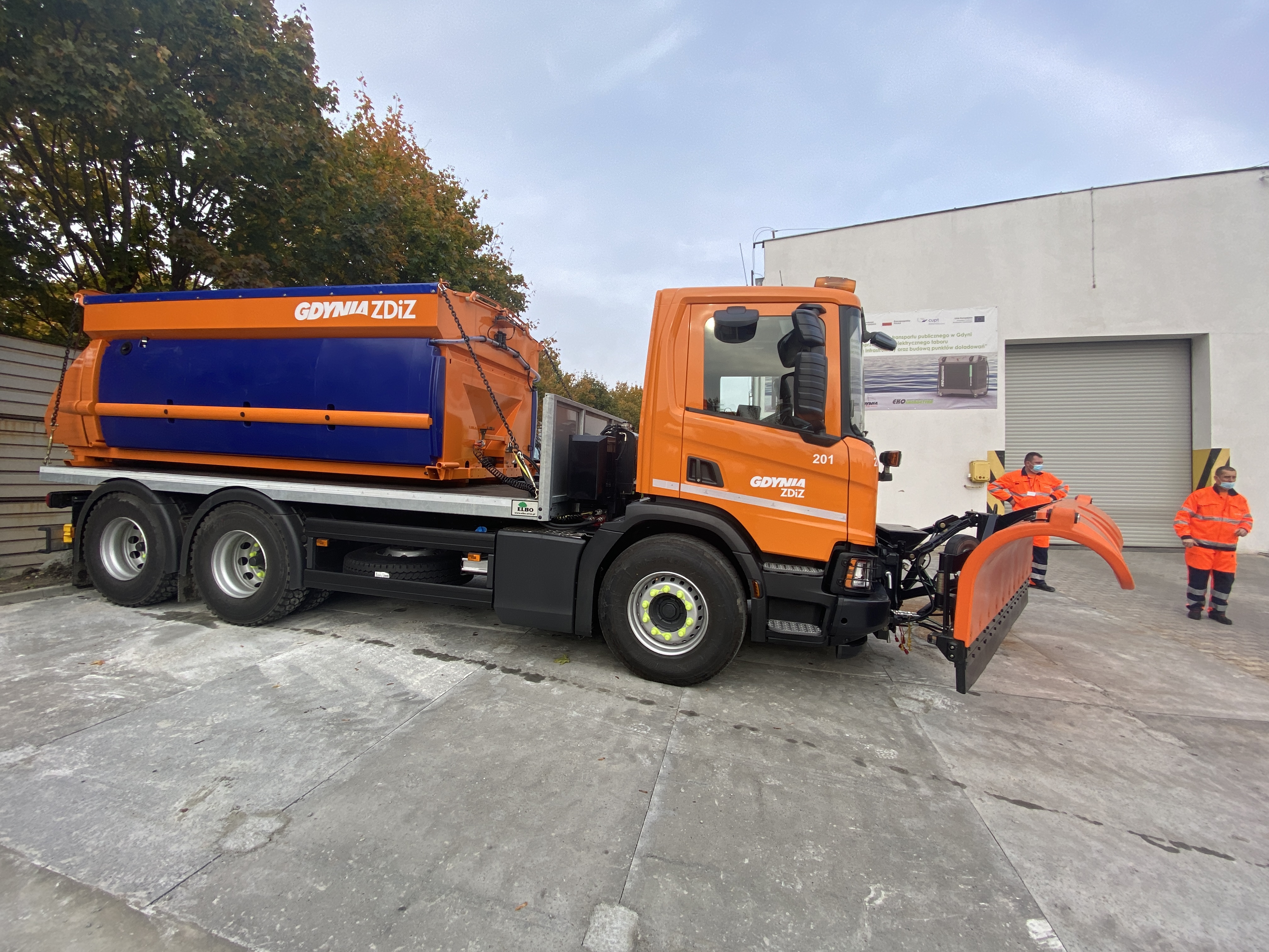 Pojazd specjalny 3-osiowy z pługiem // fot. ZDiZ