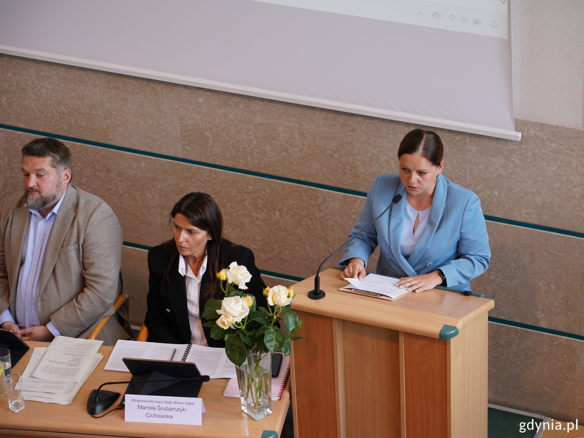 Prezydent Gdyni Aleksandra Kosiorek na mównicy otwiera debatę nad raportem o stanie gminy