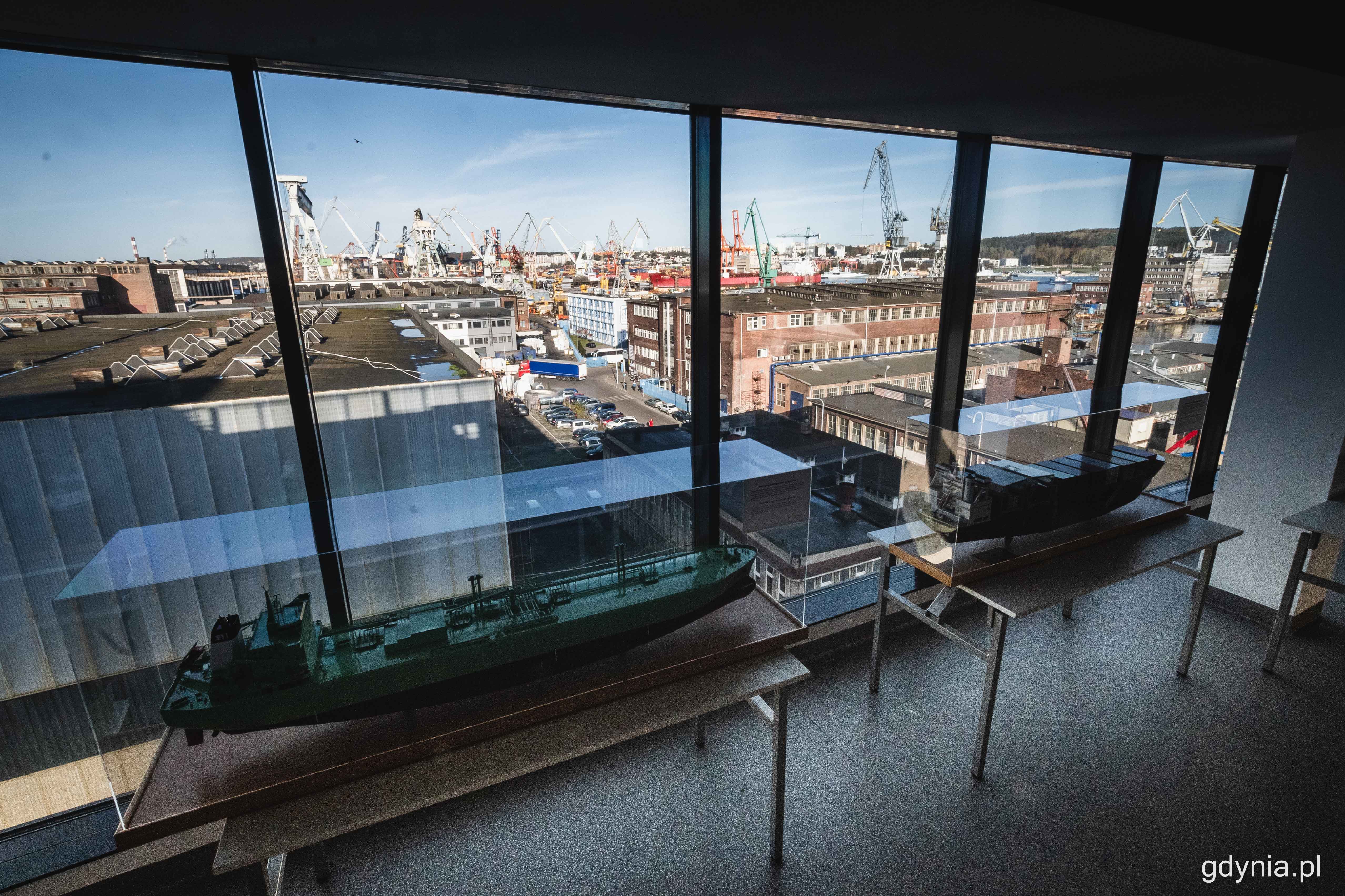Widok z sz&oacute;stego piętra byłego biurowca Stoczni Gdynia, dziś Parku Konstruktor&oacute;w, fot. Kamil Złoch