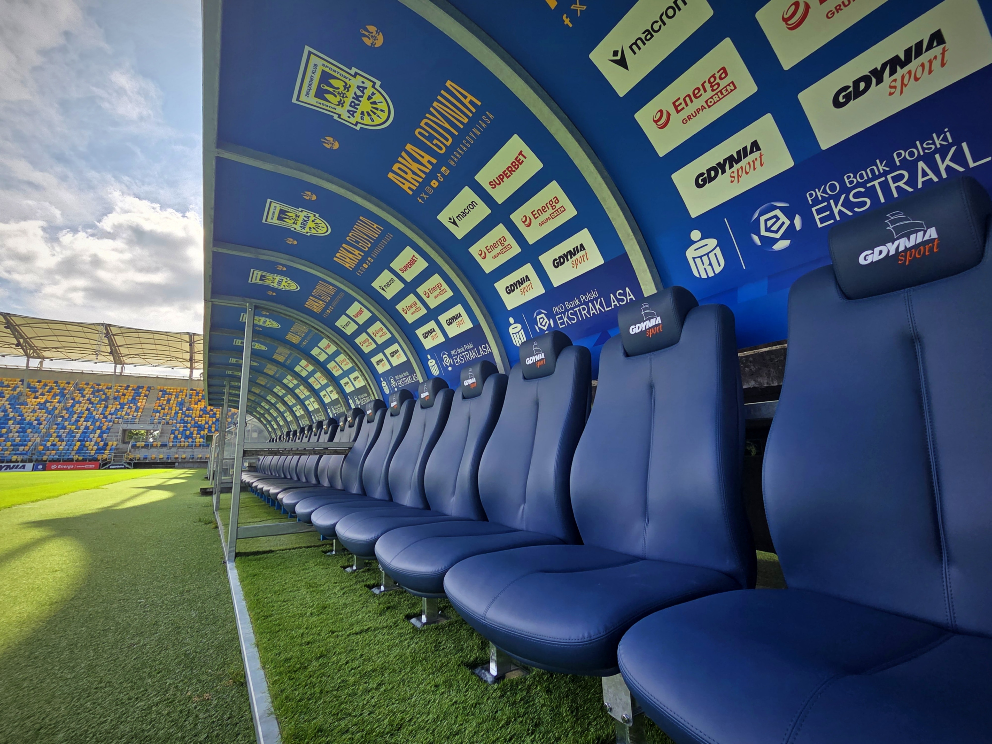  Nowe ławki dla zawodnik&oacute;w i sztabu (fot. Marek Urbaniak)