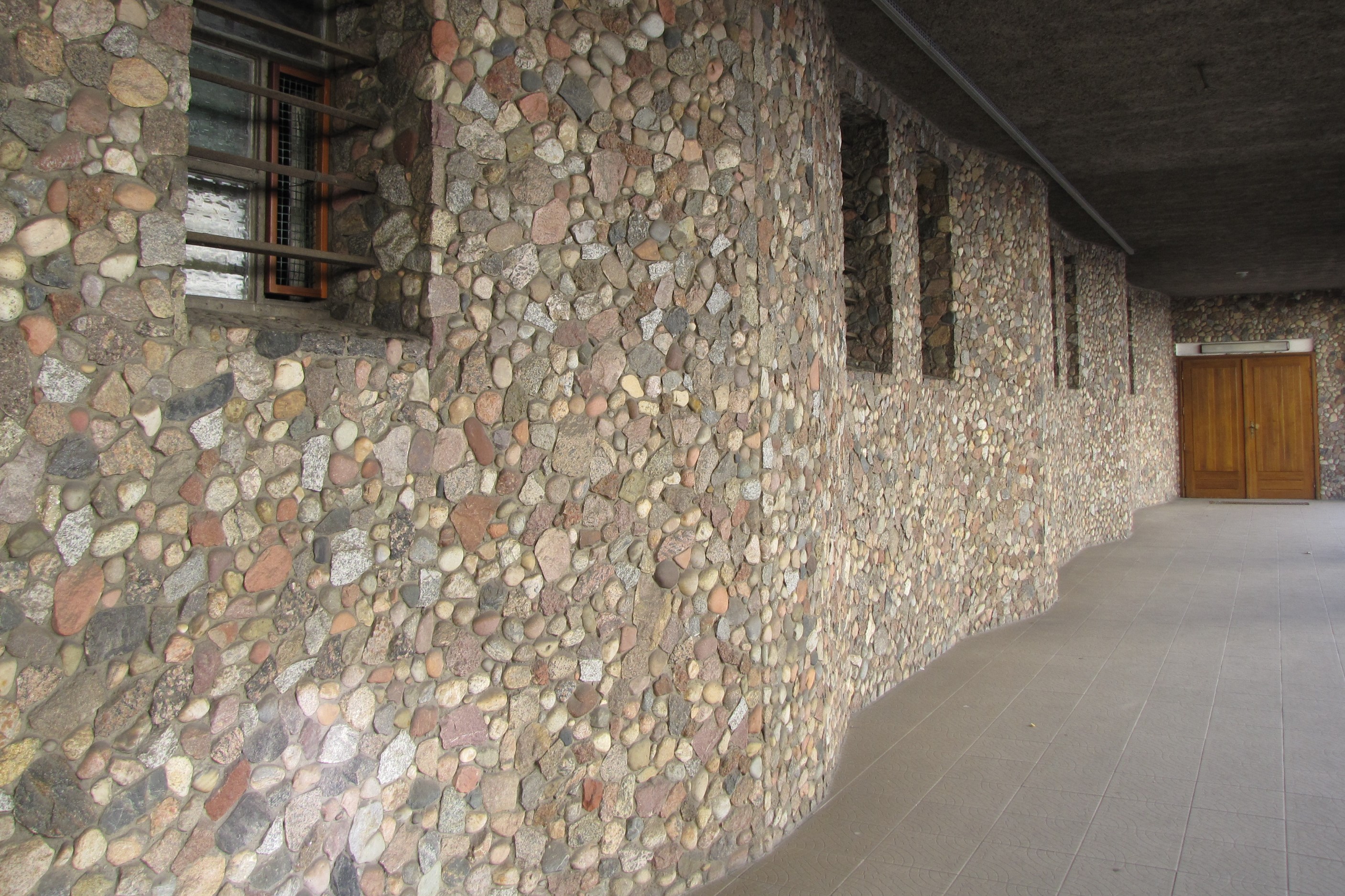 Kości&oacute;ł pw. Najświętszego Serca Pana Jezusa przy ul. Armii Krajowe z lat 50. XX w. z elewacjami obłożonymi nieobrobionymi kamieniami polnymi, dostarczanymi przez mieszkańc&oacute;w na prośbę proboszcza