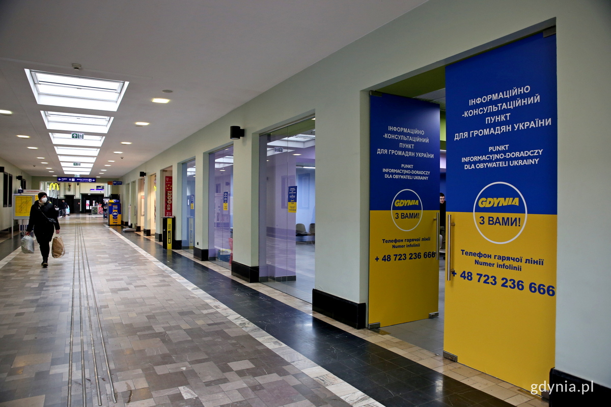 Punkt informacyjno-doradczy na Dworcu PKP Gdynia Gł&oacute;wna // fot. Przemysław Kozłowski