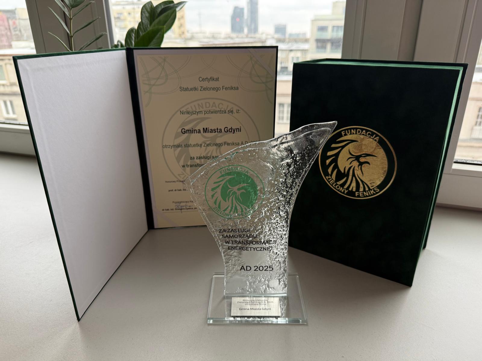 Balt biurka, dyplom, szklana statuetka Zielonego Feniksa