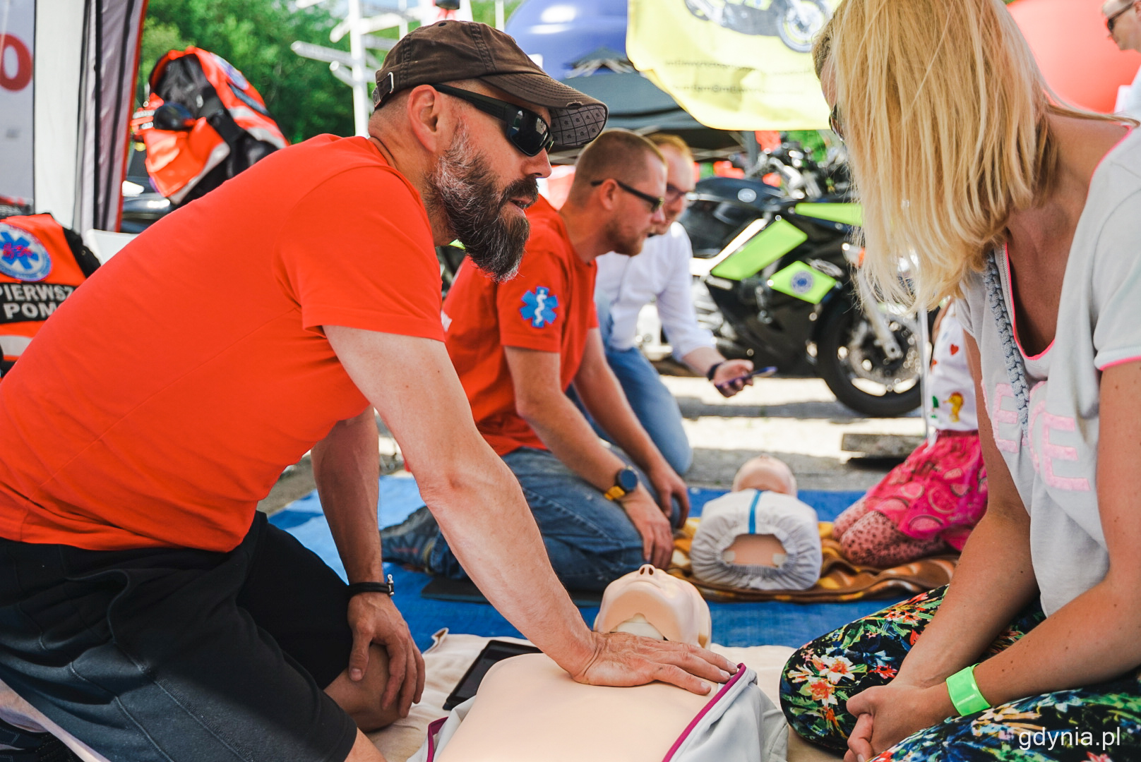Moto Safety Day 2022 na Polance Redłowskiej w Gdyni - ratownicy medyczni pokazują, jak prawidłowo udzielać pierwszej pomocy, fot. Kamil Złoch