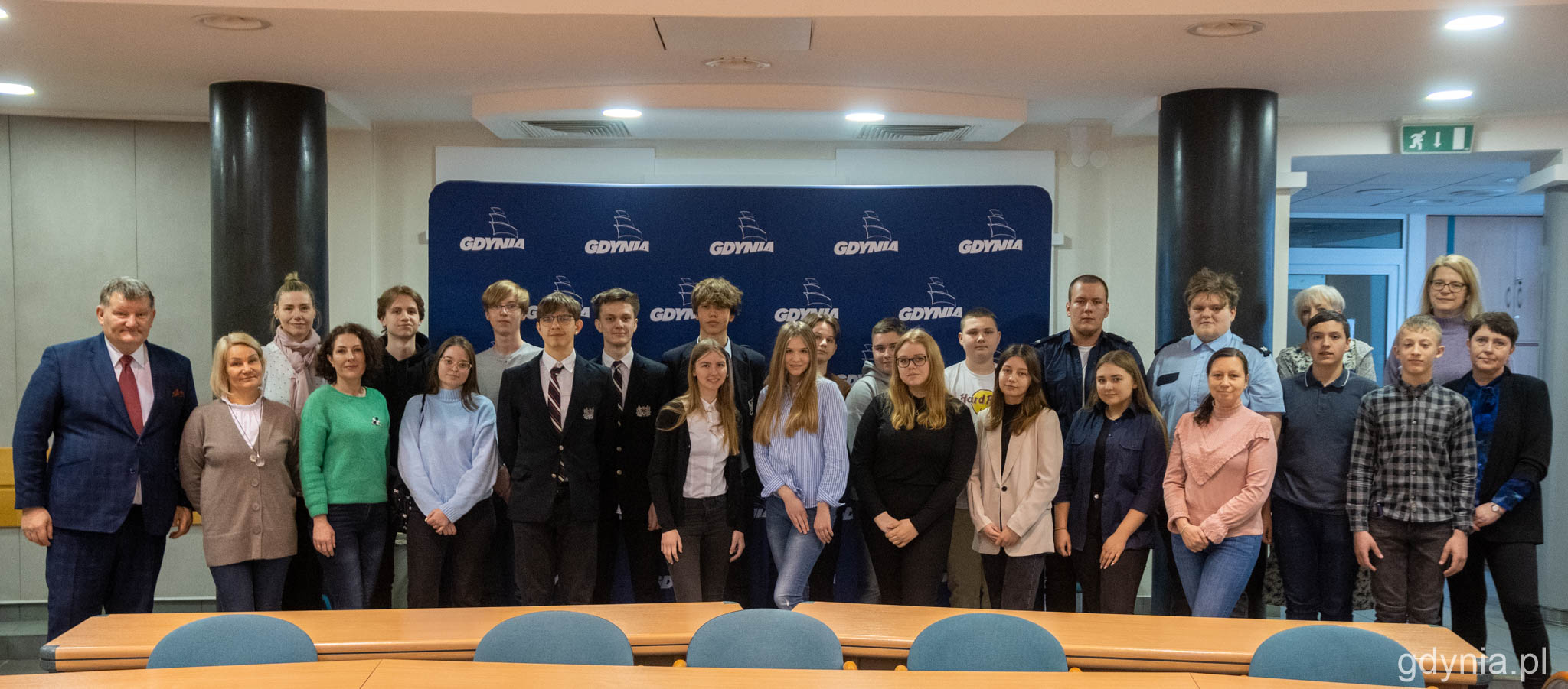 W p&oacute;łfinale w Gdyni udział wzięli uczniowie z naszego miasta, a także z Gdańska, Pruszcza Gdańskiego i Elbląga, Na zdjęciu uczestnicy wraz ze szkolnymi opiekunami oraz pomysłodawcą konkursu - Jarosławem Kłodzińskim // fot. Paweł Kukla