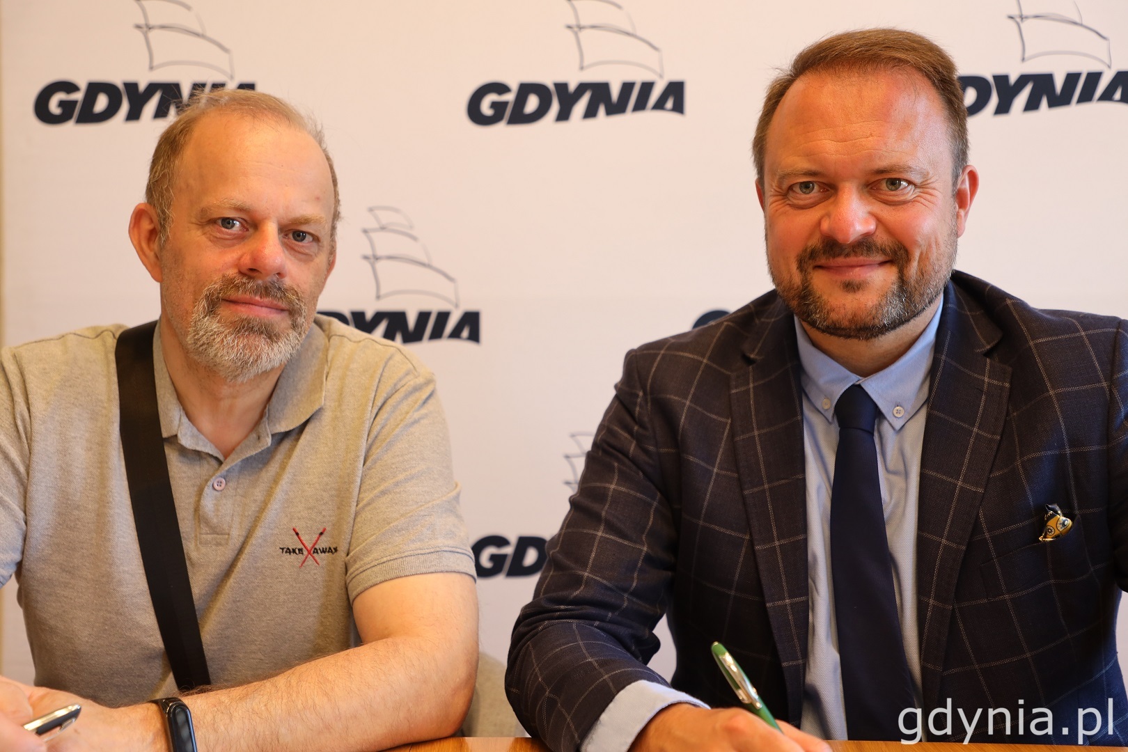 Mieszkańcy spotkali się z wiceprezydentem Gdyni Markiem Łucykiem i w jego obecności podpisali umowy / fot. D. Kowalski