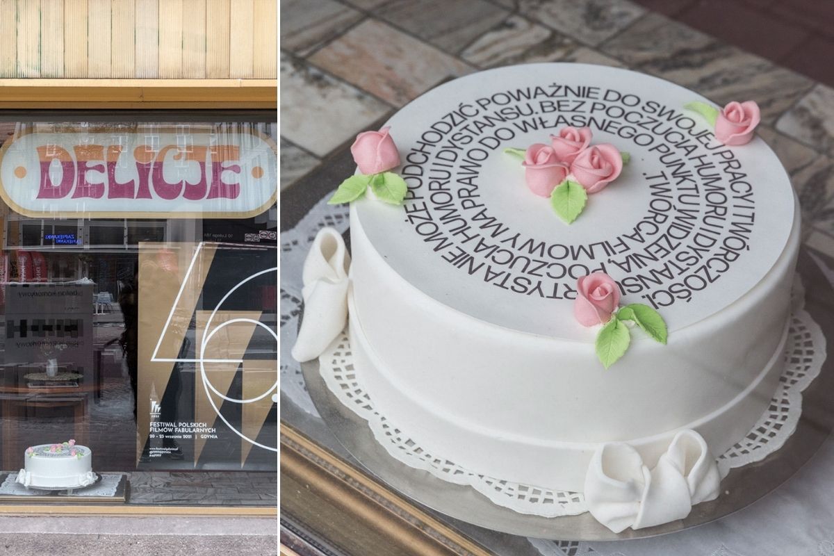 Biały tort w witrynie cukierni "Delicje" z cytatem: &bdquo;Tw&oacute;rca filmowy ma prawo do własnego punktu widzenia, poczucia humoru i dystansu. Bez poczucia humoru i dystansu artysta nie może podchodzić poważnie do swojej pracy i tw&oacute;rczości&rdquo;. // fot. Traffic Design