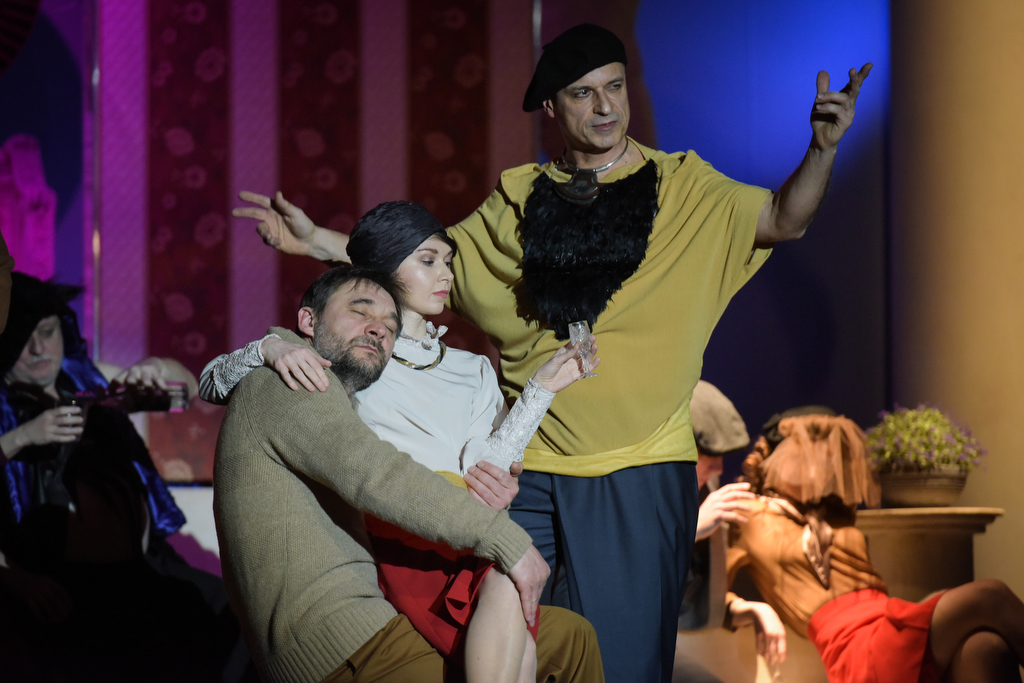 Mariusz Żarnecki (stoi na środku) jako Woland w "Mistrzu i Małgorzacie" // fot. Roman Jocher