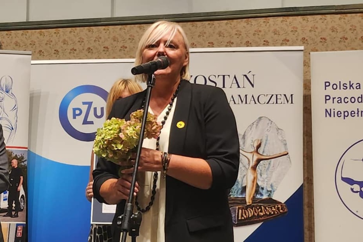 Elżbieta Biernacka - prezes stowarzyszenia &bdquo;Dlaczego NIE&rdquo; odbierająca nagrodę w konkursie &bdquo;Lodołamacze 2023&rdquo; // fot. Magdalena Biegańska