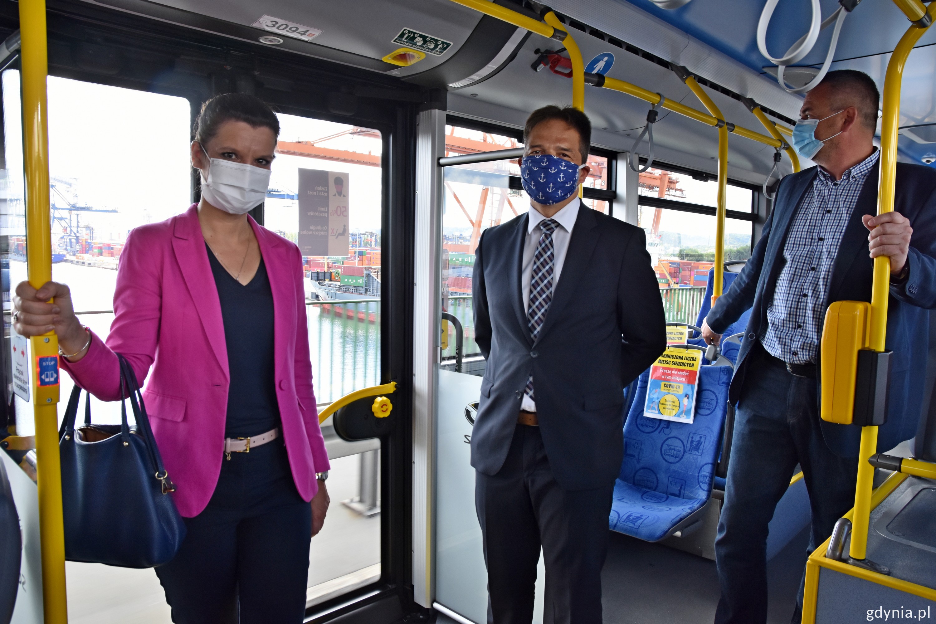 Trolejbus linii 32 na Estakadzie Kwiatkowskiego. W pr&oacute;bnym przejeździe udział wzięli m.in.: Katarzyna Gruszecka-Spychała, wiceprezydent Gdyni ds. gospodarki, Hubert Kołodziejski, dyrektor ZKM Gdynia i Tomasz Labuda, zastępca prezesa zarządu PKT Gdynia // fot. Paweł Kukla