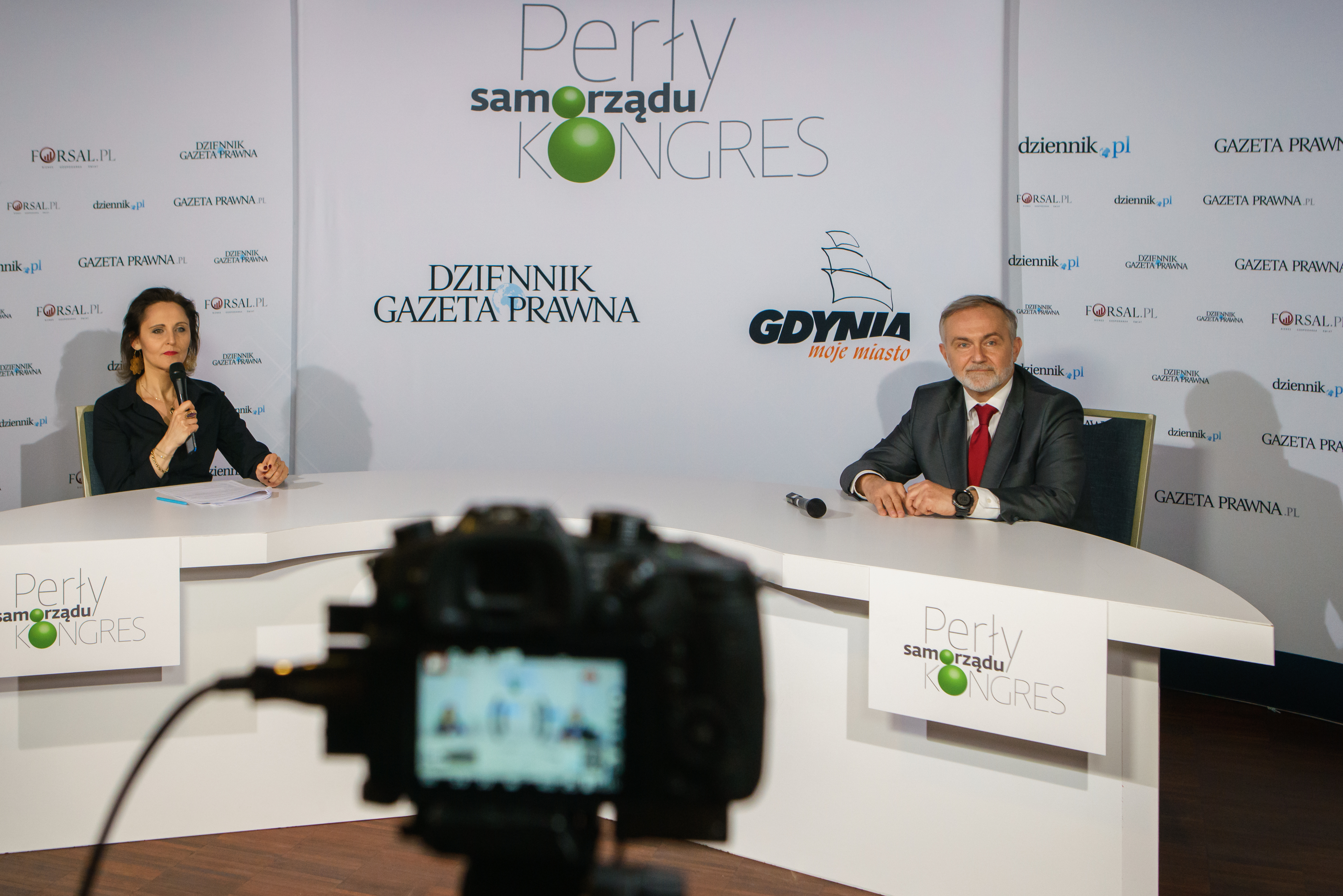 Wojciech Szczurek podczas rozmowy w studio, tuż po otrzymaniu tytułu dla najlepszego samorządu powyżej 100 tys. mieszkańc&oacute;w, fot. Anna Rezulak