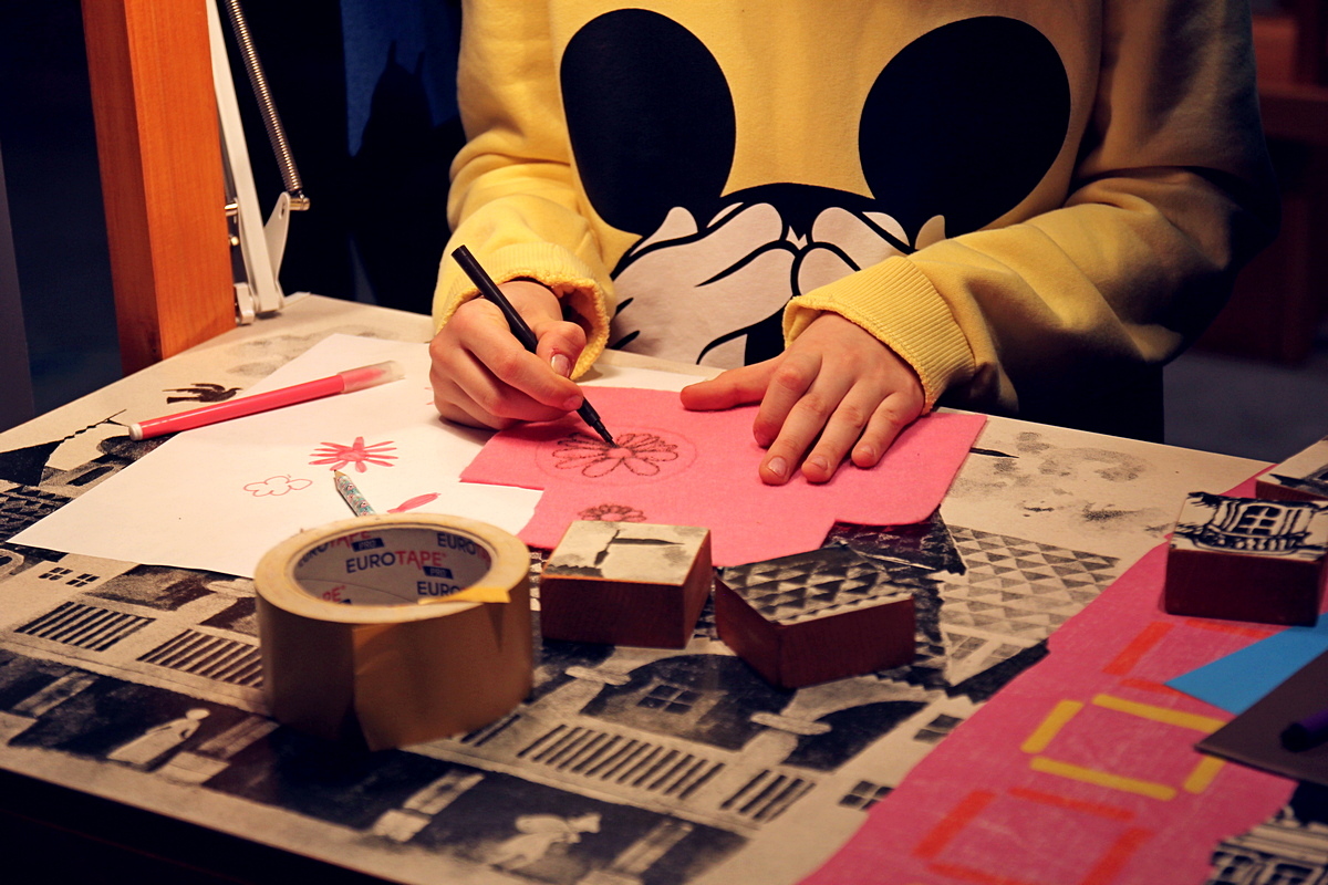 Warsztaty w Muzeum Miasta Gdyni inspirowane wystawą &bdquo;Ściana zaczarowana. Ilustracje Bożeny Truchanowskiej&rdquo;. Fot. Małgorzata Bujak / MMG