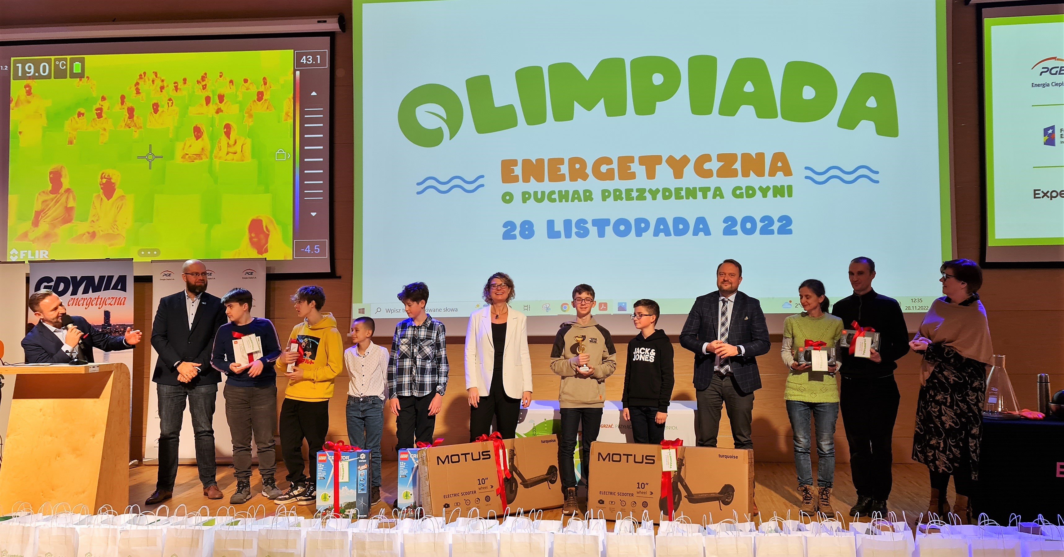 Wsp&oacute;lne zdjęcie na zakończenie finału 3. olimpiady energetycznej w Gdyni. Fot. Z. Golab