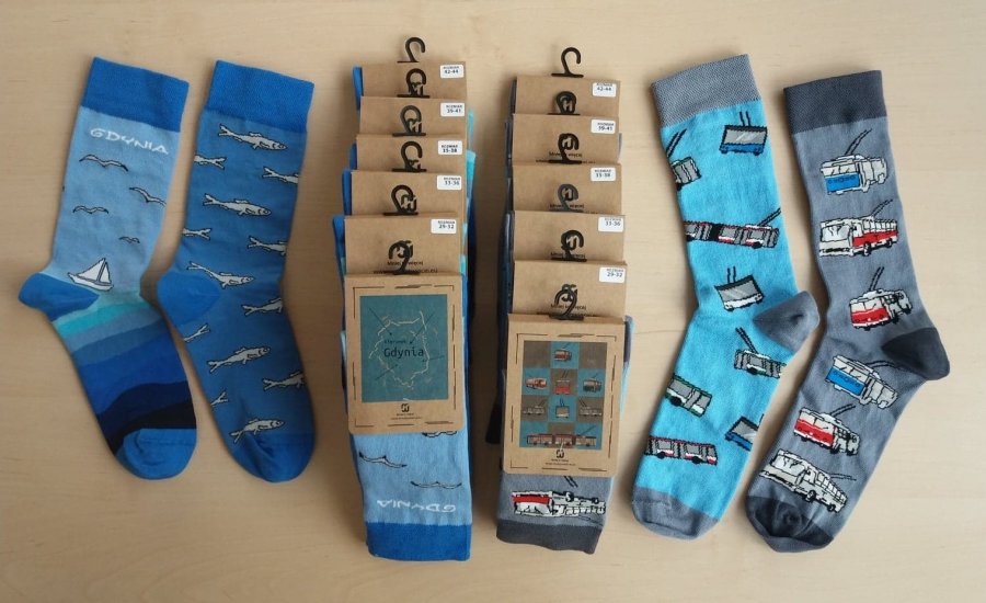 Skarpetki z motywem gdyńskich trolejbus&oacute;w // facebook.com/informacjaturystycznagdynia