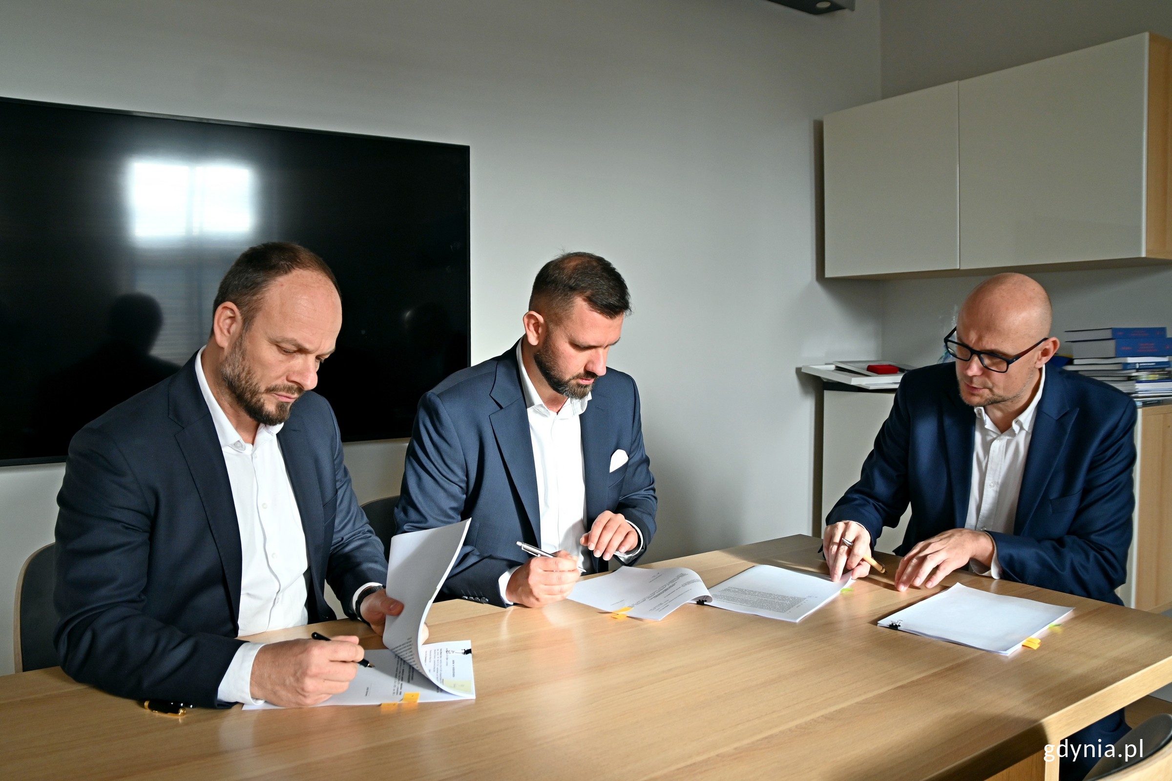 Od prawej: wiceprezydent Gdyni Bartłomiej Austen, Rafał Skrzypczak - prokurent spółki Polimex Infrastruktura oraz Hubert Pizon - dyrektor ds. operacyjnych firmy Polimex Infrastruktura podczas podpisania umowy (fot. Magdalena Czernek)