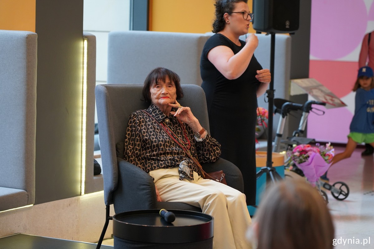 Alicja Wyszogrodzka podczas wernisażu w Muzeum Miasta Gdyni