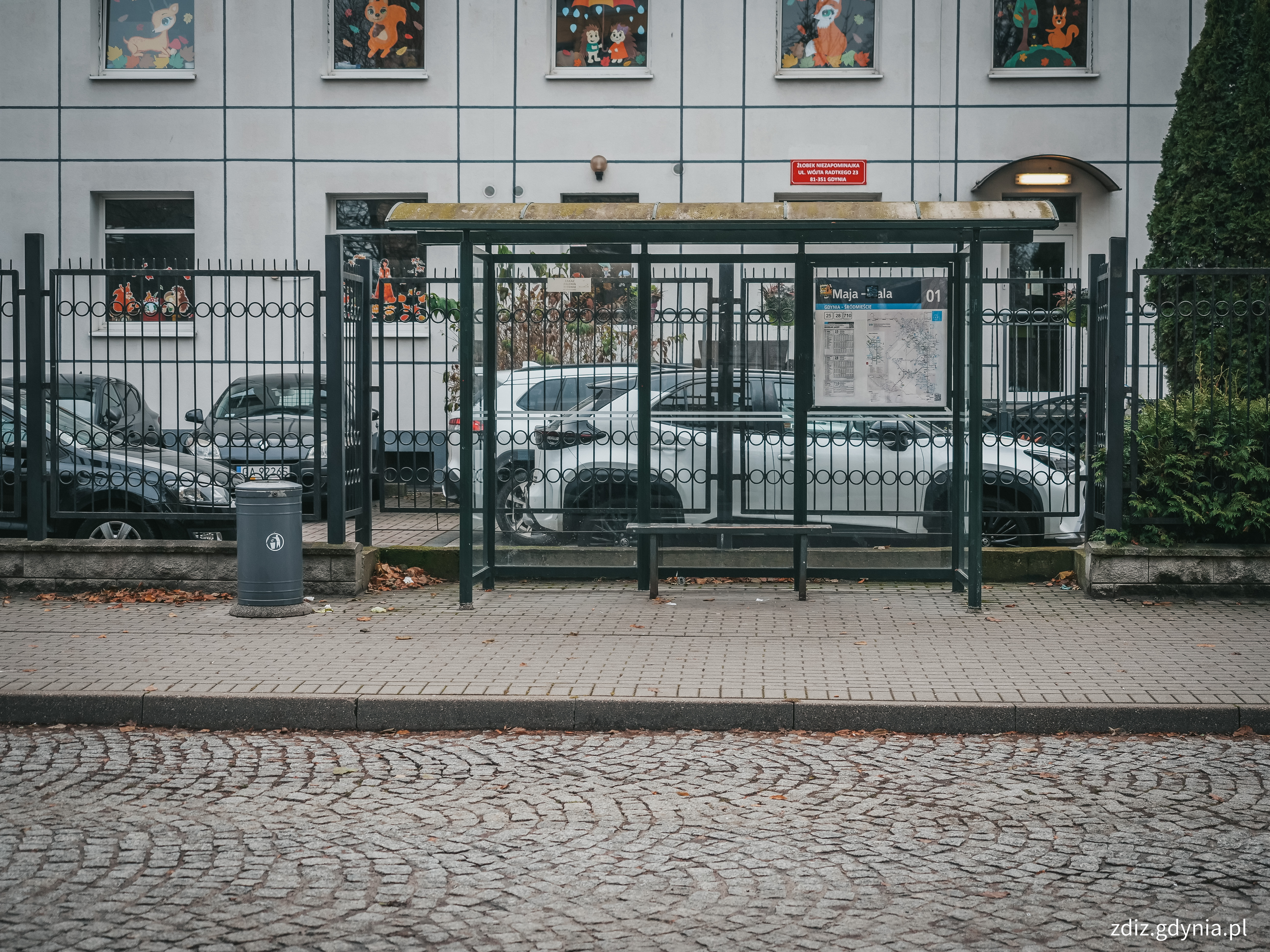 Wymiana koszy przy wiatach przystankowych // fot. M. Mielewski