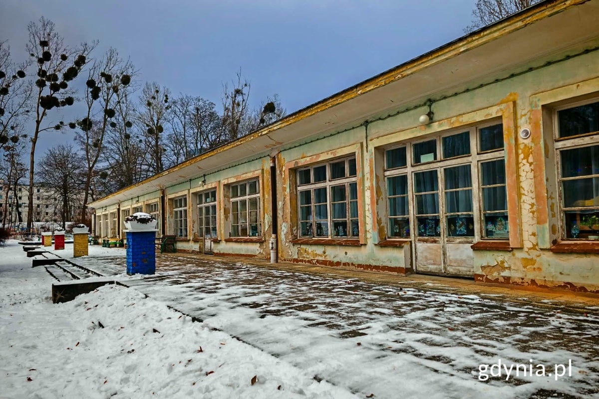 Budynek przedszkola w zimowej scenerii