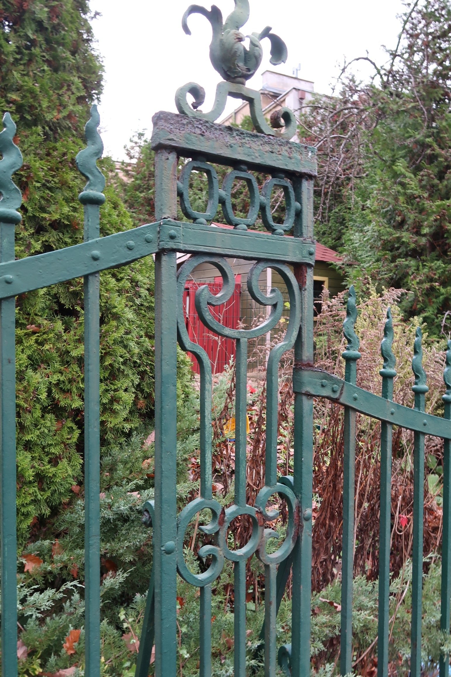 Metalowe ogrodzenie willi na Działkach Leśnych &ndash; detal.