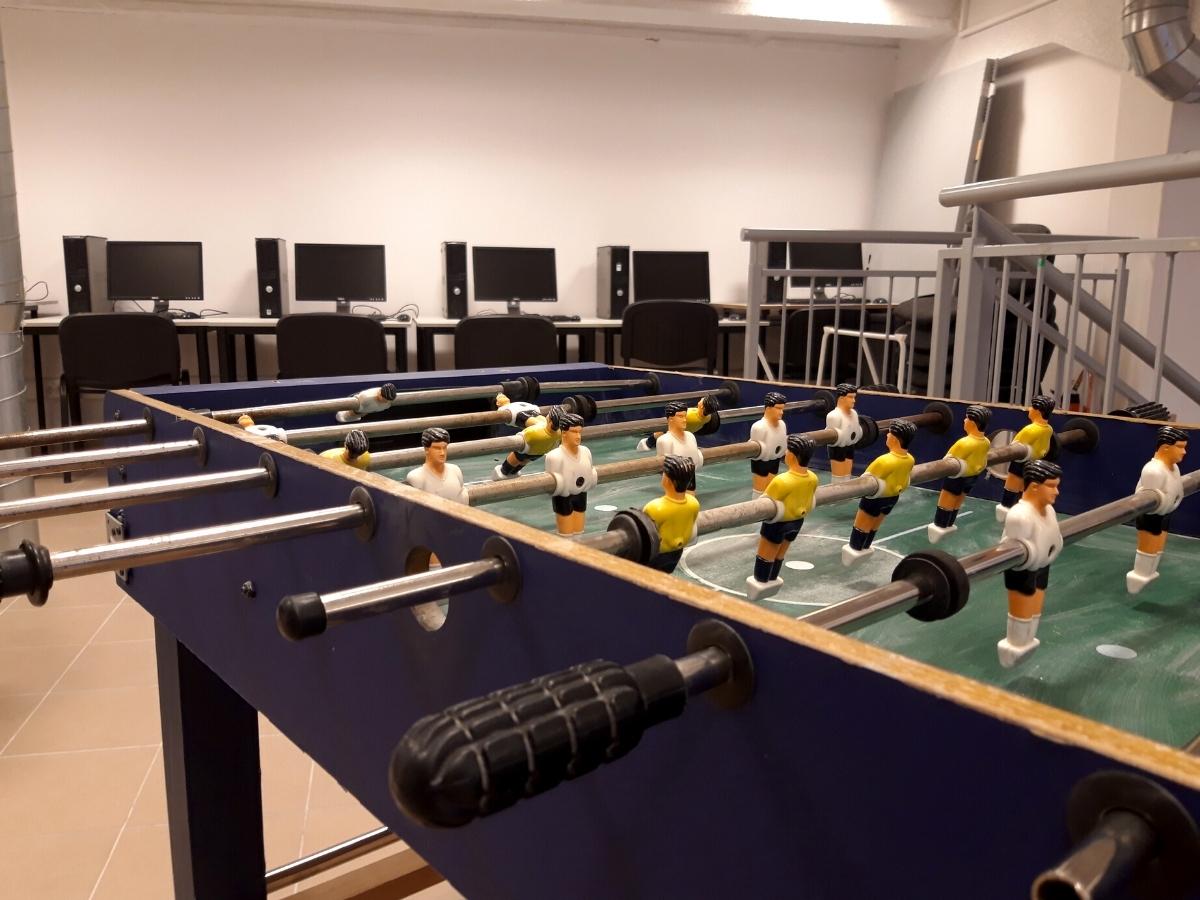 stolik do piłkarzyk&oacute;w w tle komputery