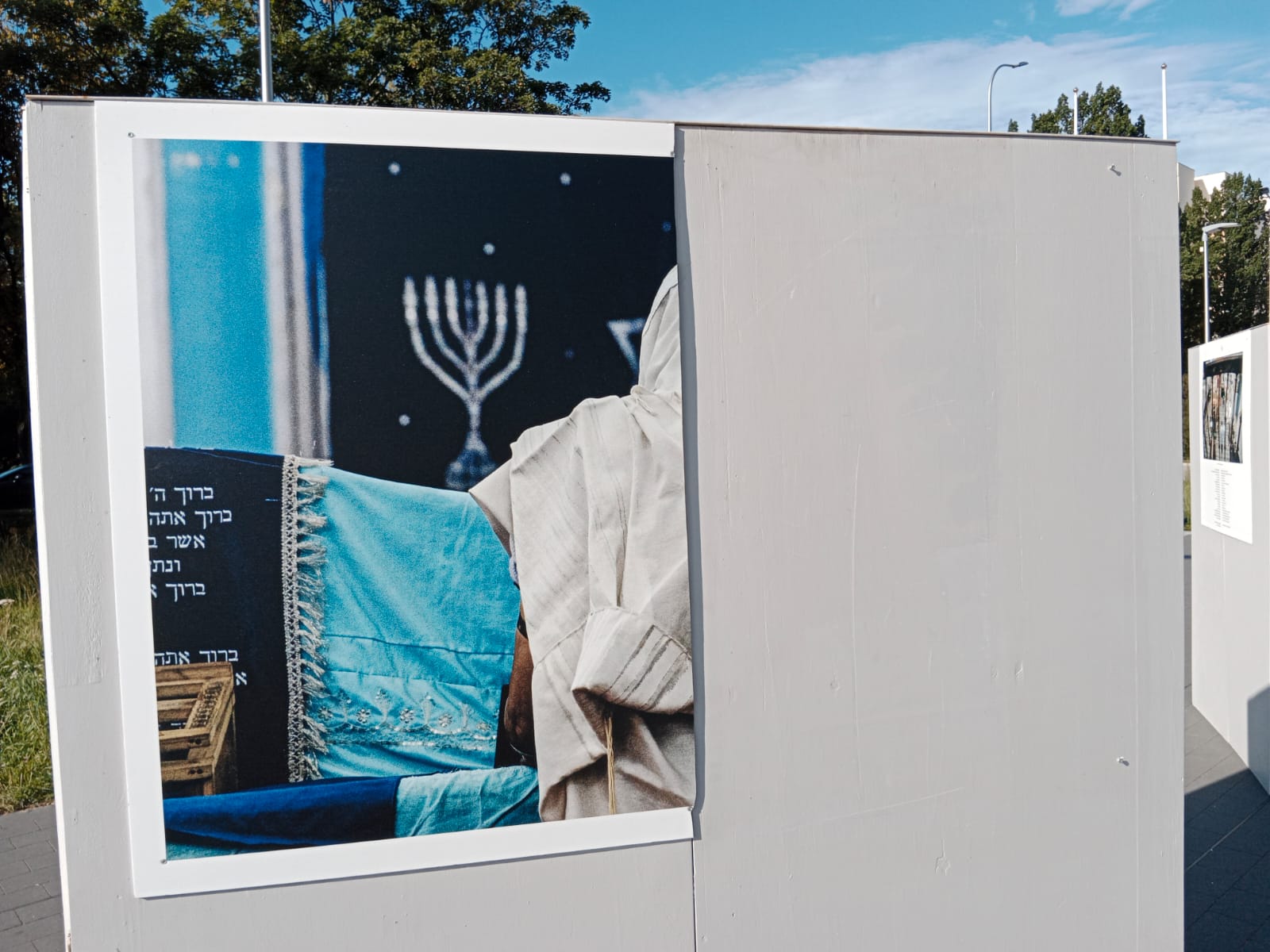 Zniszczone fotogramy z wystawy Andrzeja Ziółkowskiego "Universal Wisdom. Wieczysta Mądrość" na skwerze Kościuszki. Zdjęcie organizatora wystawy