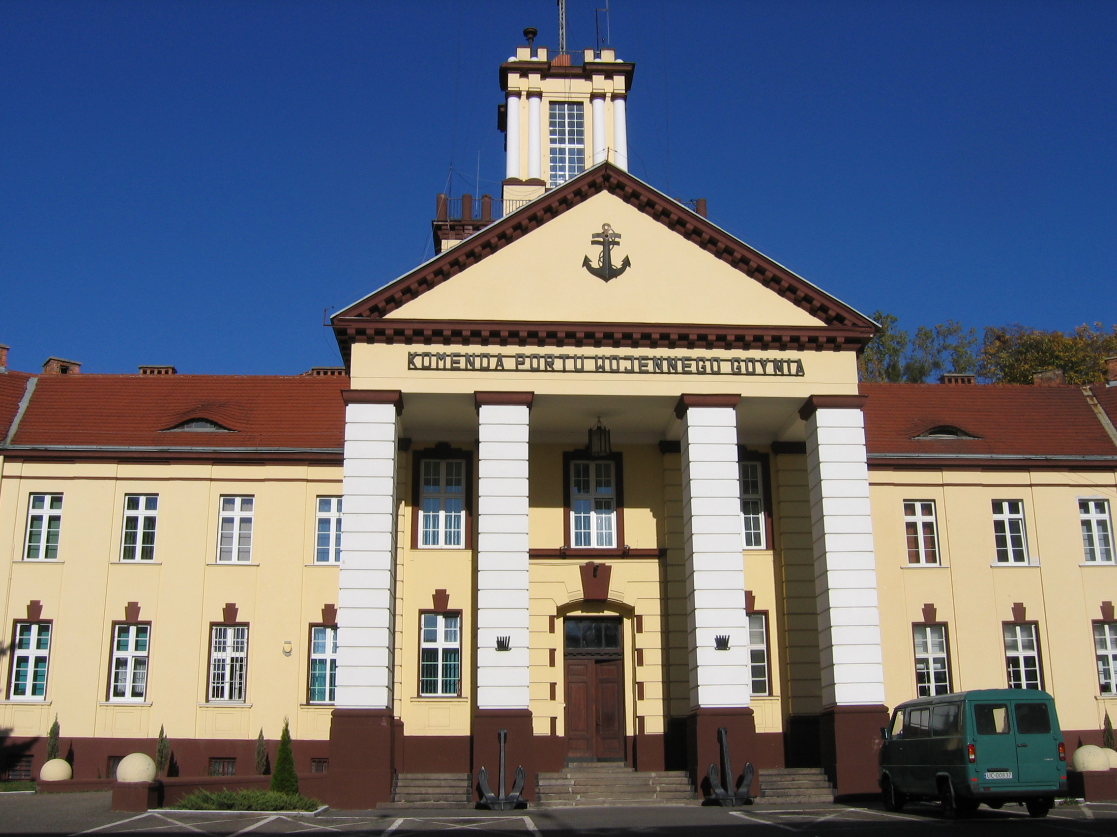 Część wejściowa do gmachu dawnego Dow&oacute;dztwa Floty z lat 20. XX w. na Oksywiu