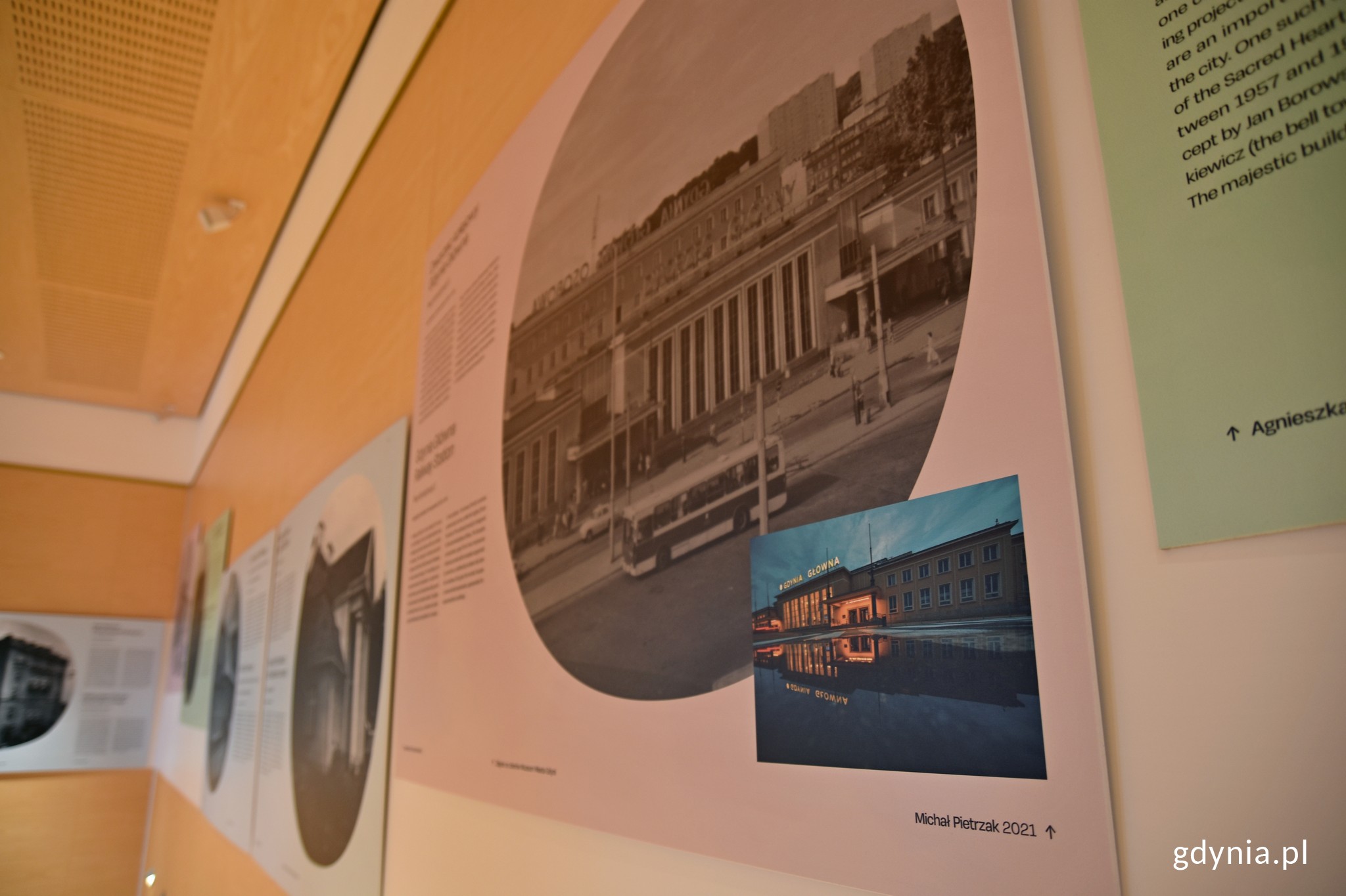 Archiwalne i wsp&oacute;łczesne zdjęcia Dworca PKP Gdynia Gł&oacute;wna na wystawie "Gdyńskie perły, czyli więcej niż modernizm" // fot. Magdalena Czernek