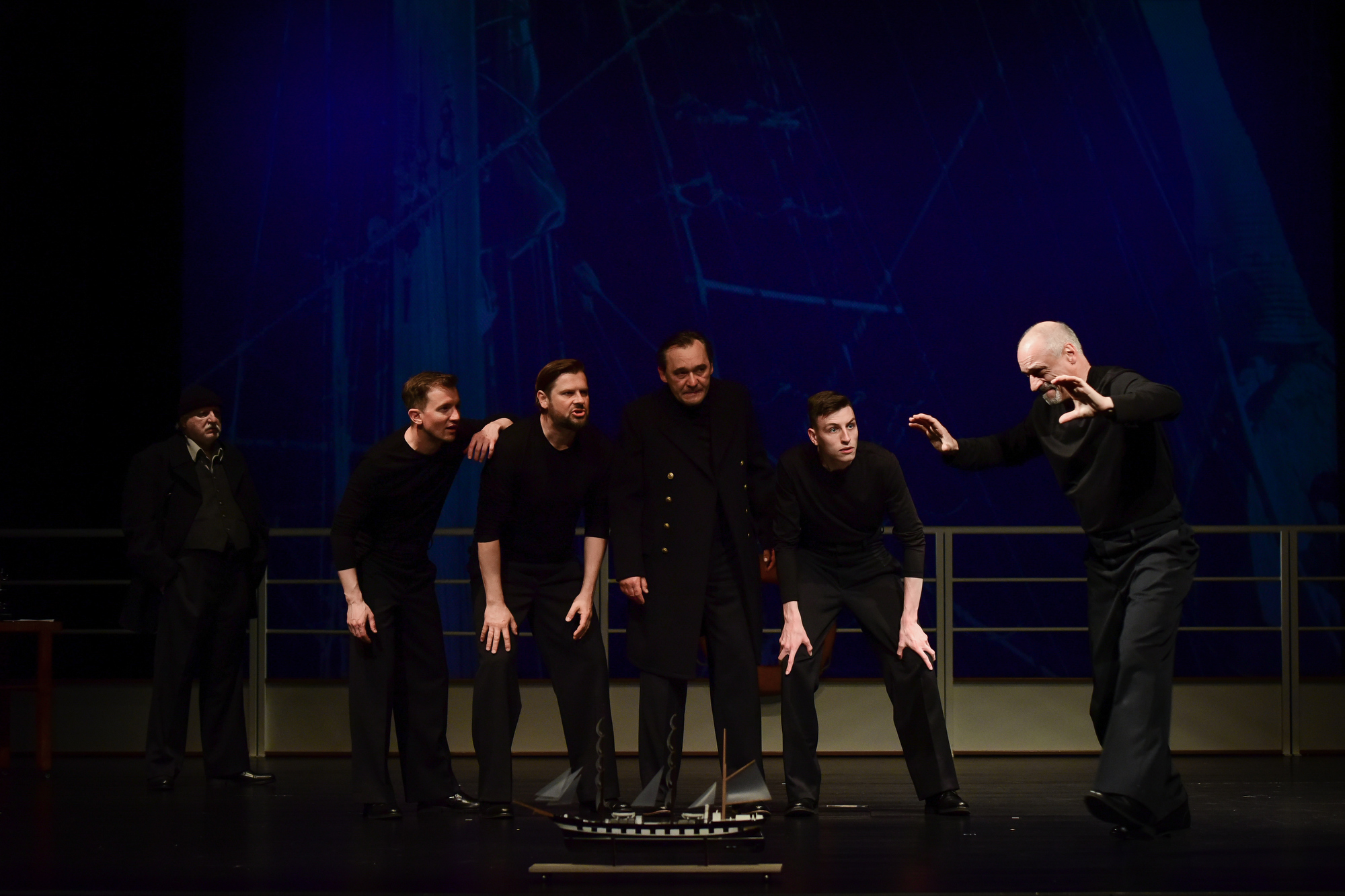 Zdjęcie z pr&oacute;by spektaklu &bdquo;Znaczy kapitan&rdquo;. Scena zbiorowa // fot. Roman Jocher