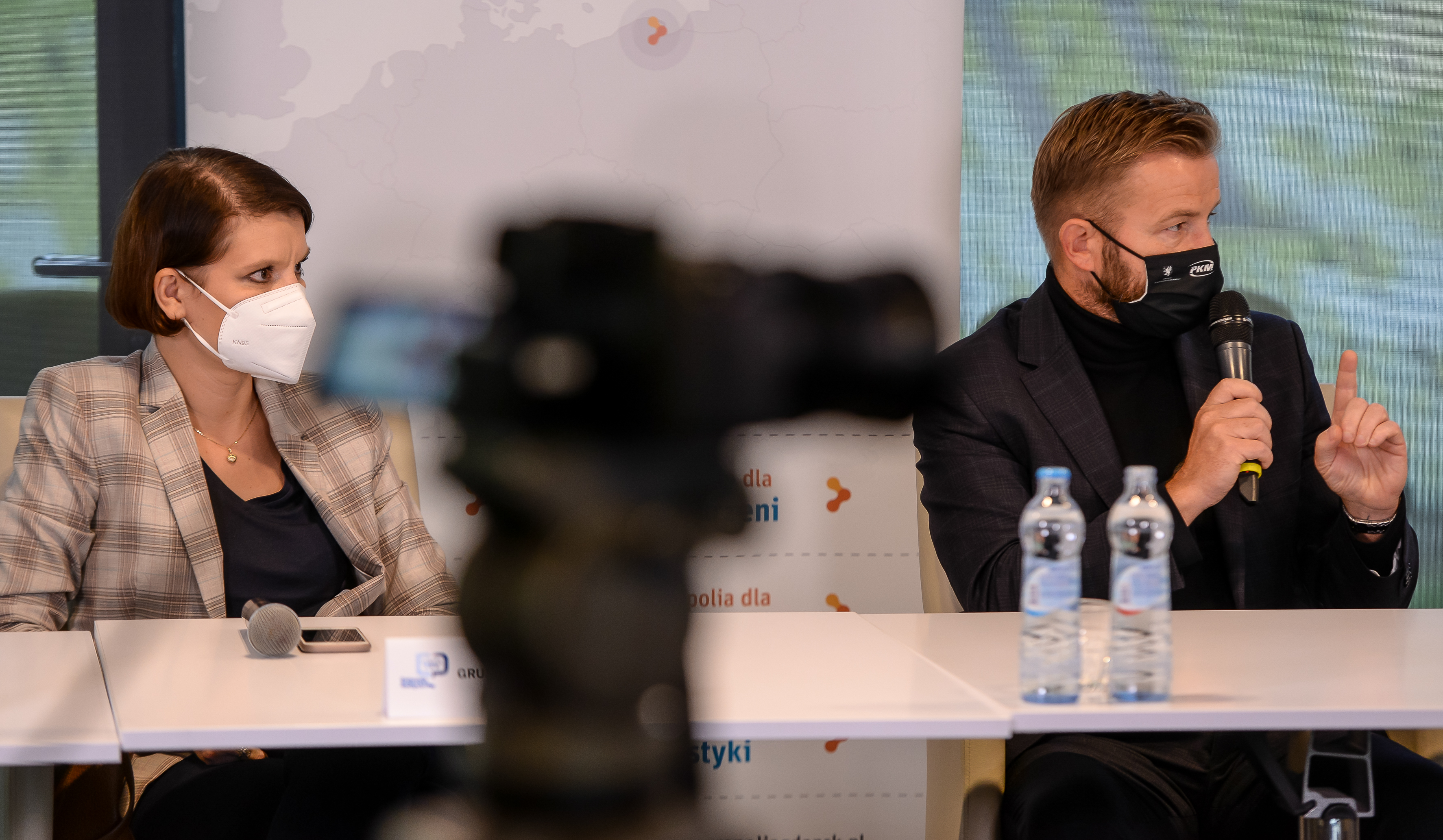 Wiceprezydent Gdyni Katarzyna Gruszecka-Spychała oraz senator Ryszard Świlski podczas debaty "Dziennika Bałtyckiego" - "Transport publiczny a metropolia" // fot. Przemysław Świderski