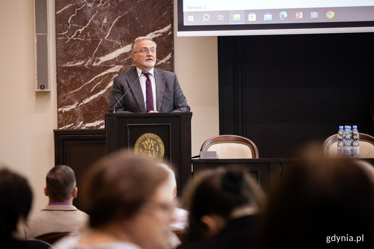 Mężczyzna na m&oacute;wnicy w auli.