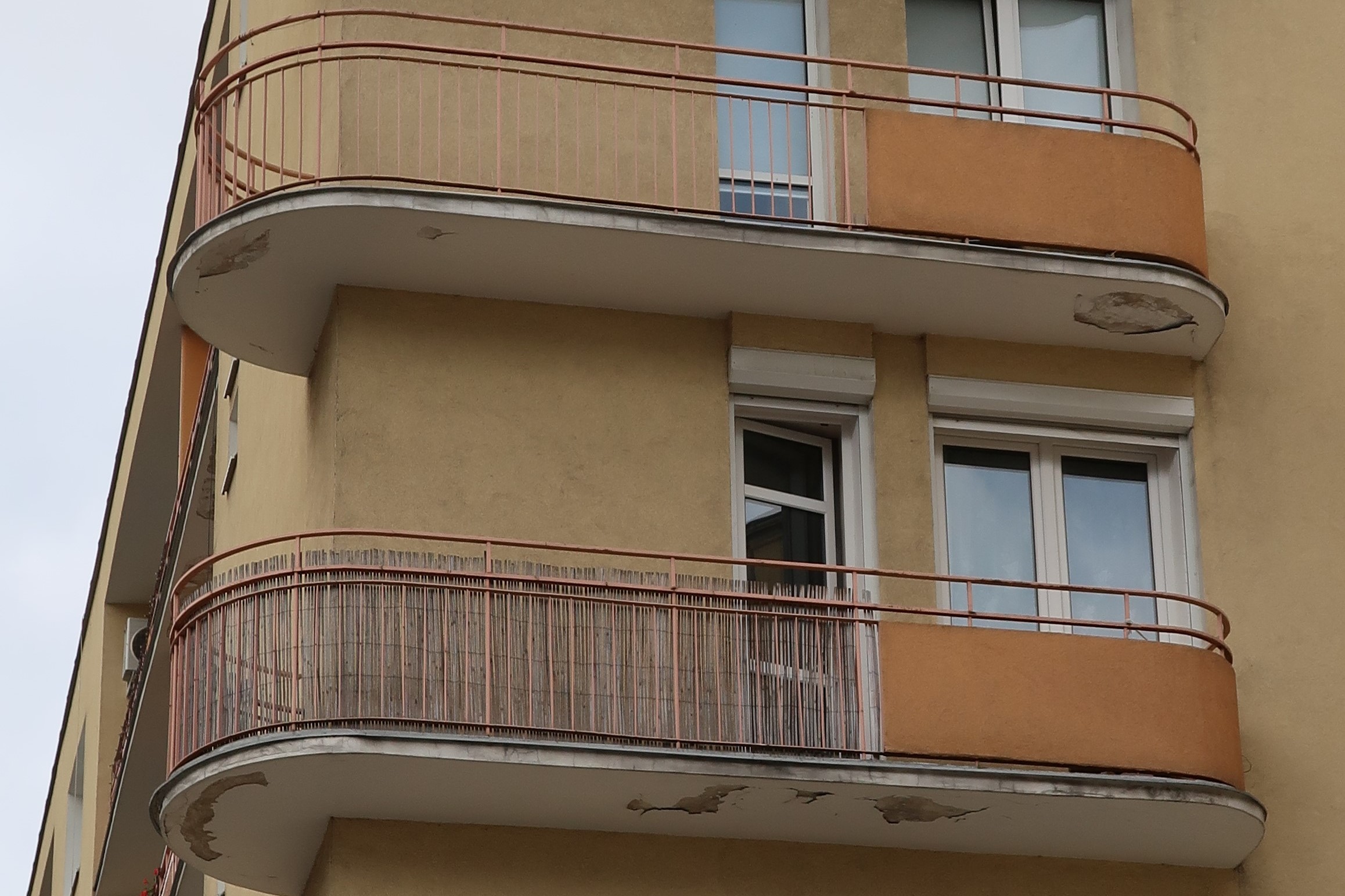 Budynek przy ul. 3 Maja 18, p&oacute;łokrągłe balkony ażurowe, z pełnymi wypełnieniami.