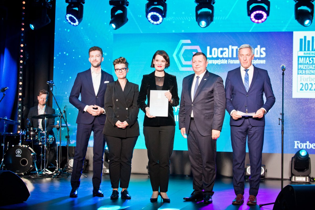 Wiceprezydent Gdyni Katarzyna Gruszecka-Spychała (trzecia od lewej) odebrała w październiku 2022 roku wyr&oacute;żnienie dla Gdyni za 2. miejsce w rankingu magazynu &bdquo;Forbes&rdquo; &ndash; &bdquo;Miasta Przyjazne dla Biznesu&rdquo;, fot. Tomasz Garstka