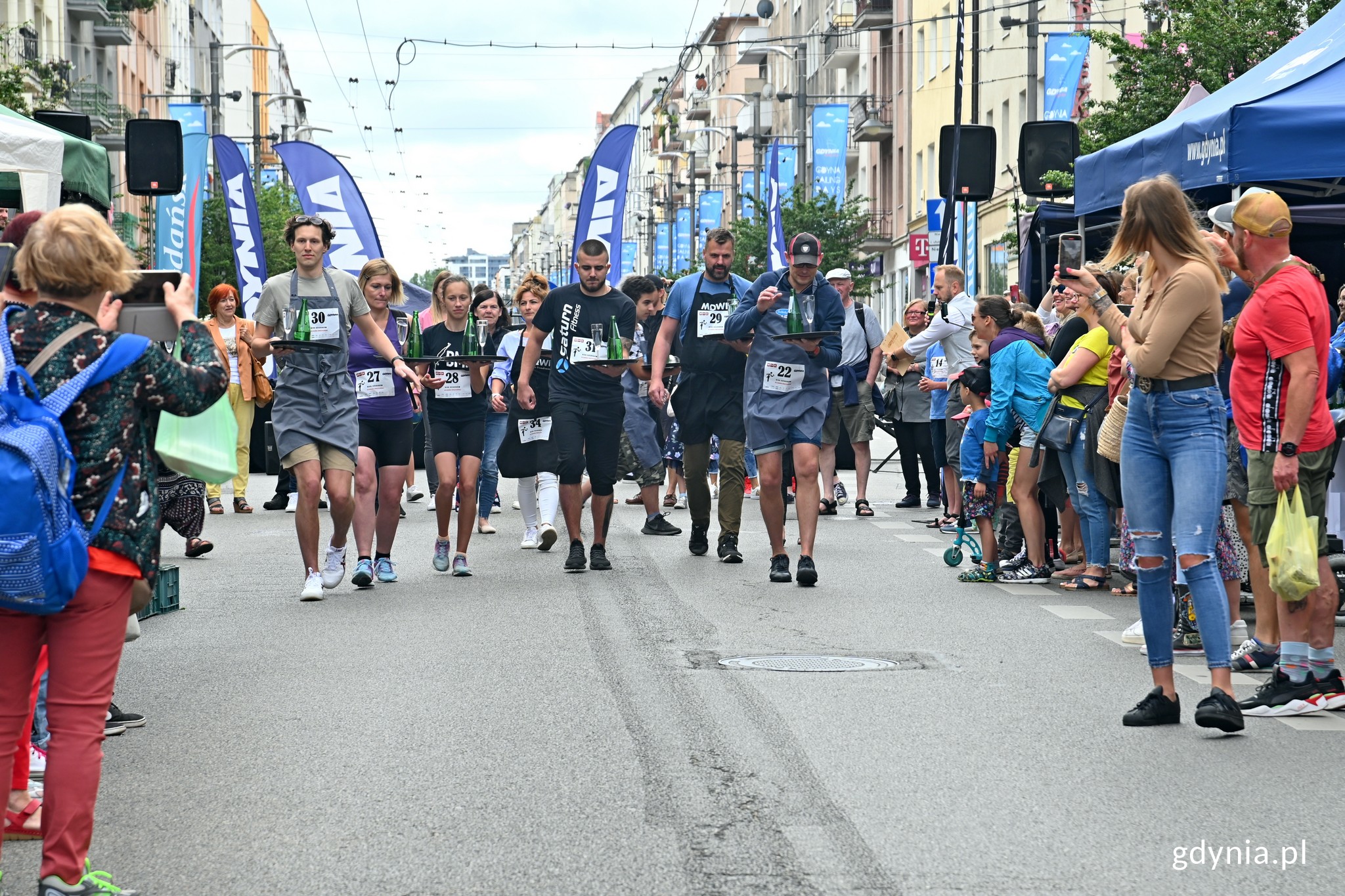 Bieg Kelner&oacute;w podczas 5. edycji &bdquo;Kulinarnej Świętojańskiej&rdquo; // fot. Magdalena Czernek