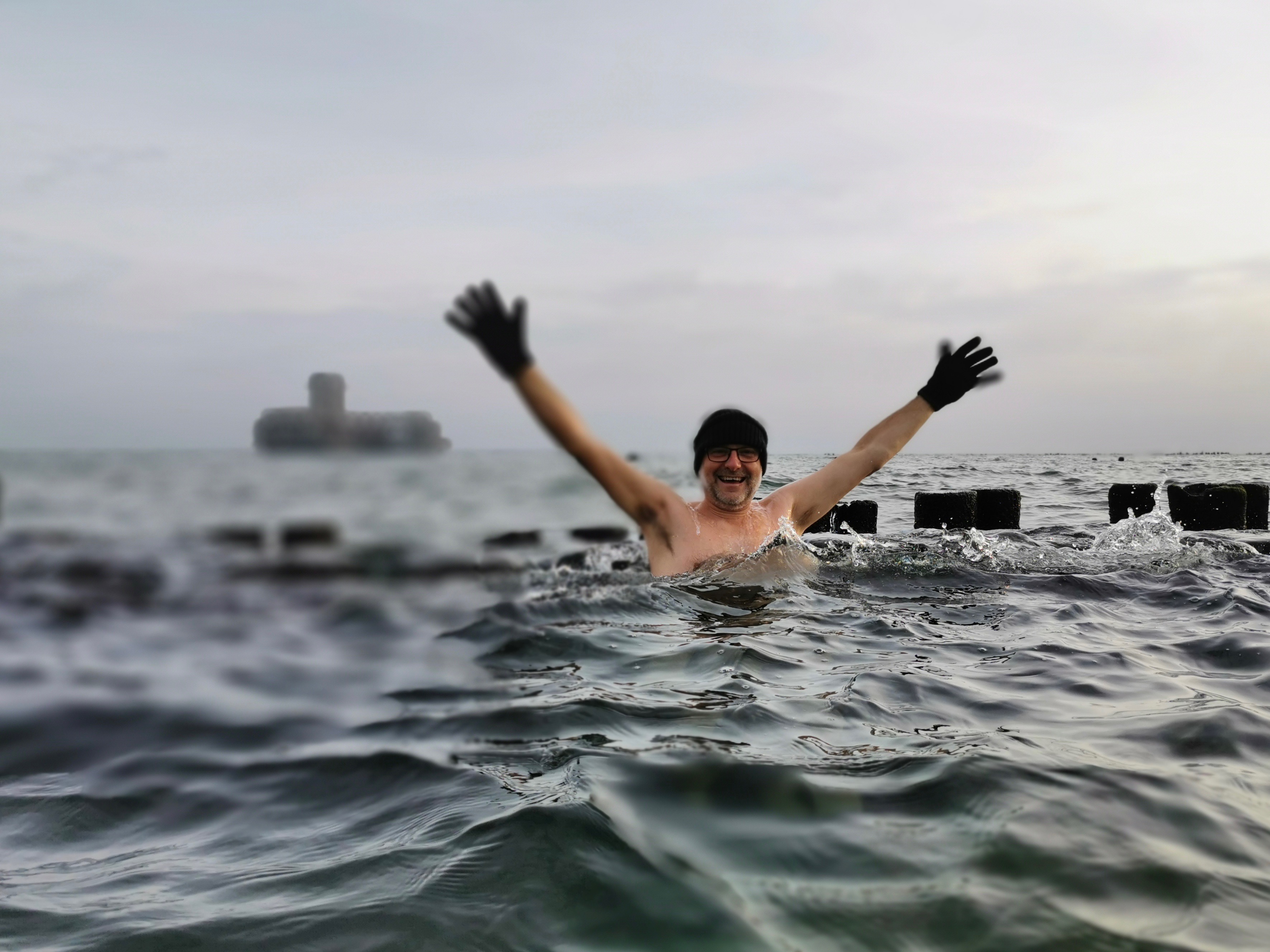 Wiceprezydent Gdyni Michał Guć morsuje przy plaży w Babich Dołach. W tle torpedownia // archiwum prywatne Michała Gucia
