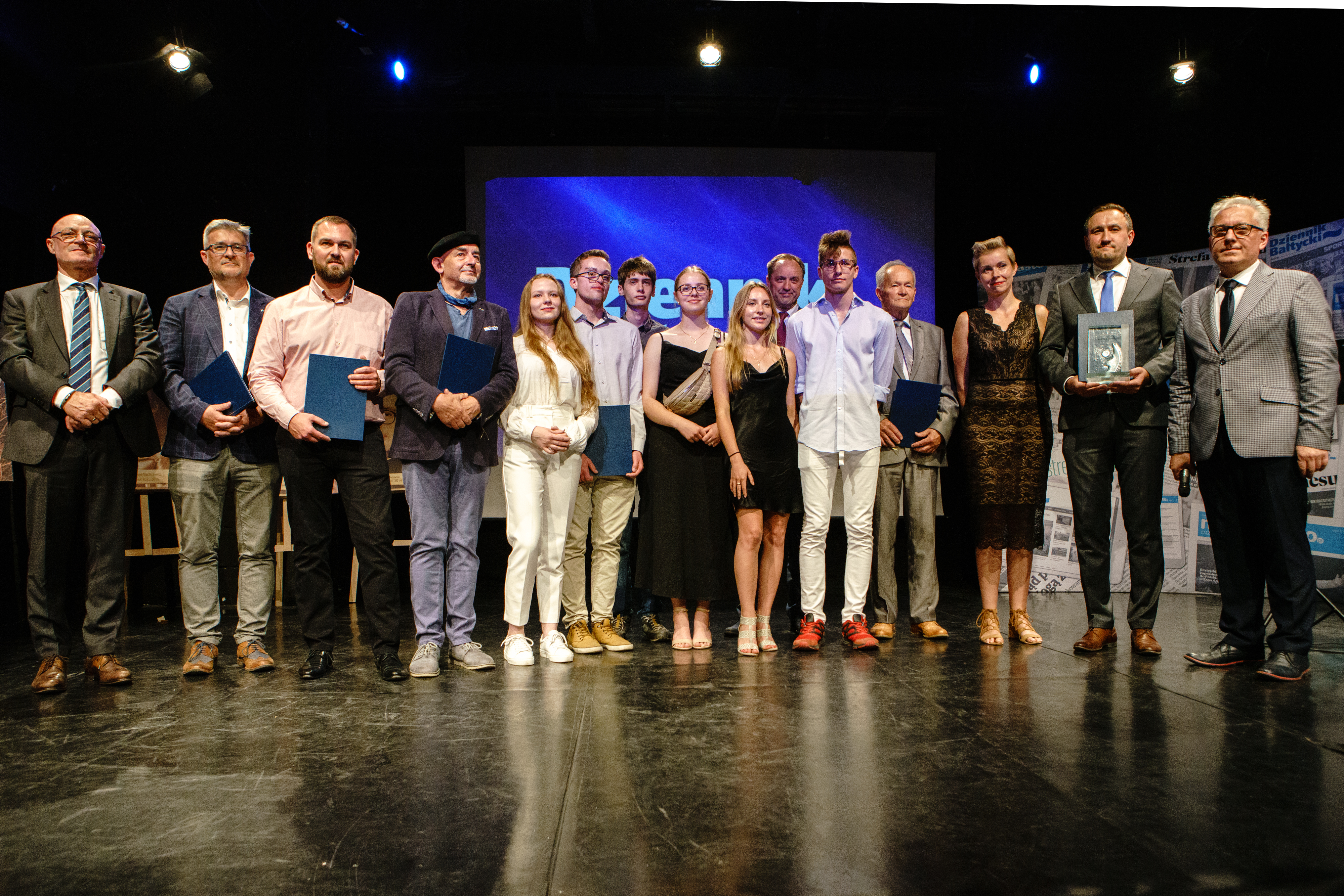 Nominowani do tytułu Człowieka Roku oraz laureat wyr&oacute;żnienia wraz z Mariuszem Szmidką - redaktorem naczelnym "Dziennika Bałtyckiego (pierwszy od prawej) oraz Tomaszem Niskim - prezesem gdańskiego oddziału Polska Press (pierwszy od lewej) // fot. Anna Rezulak