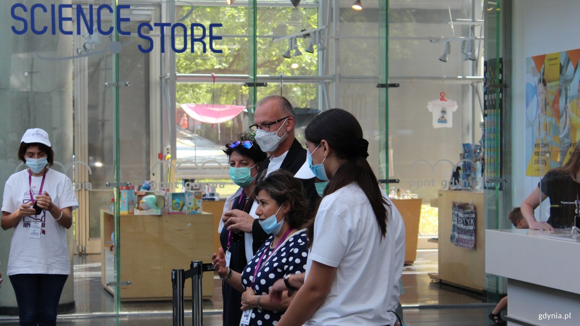 na zdjęciu grupa dzieci z Armenii w CN Experyment