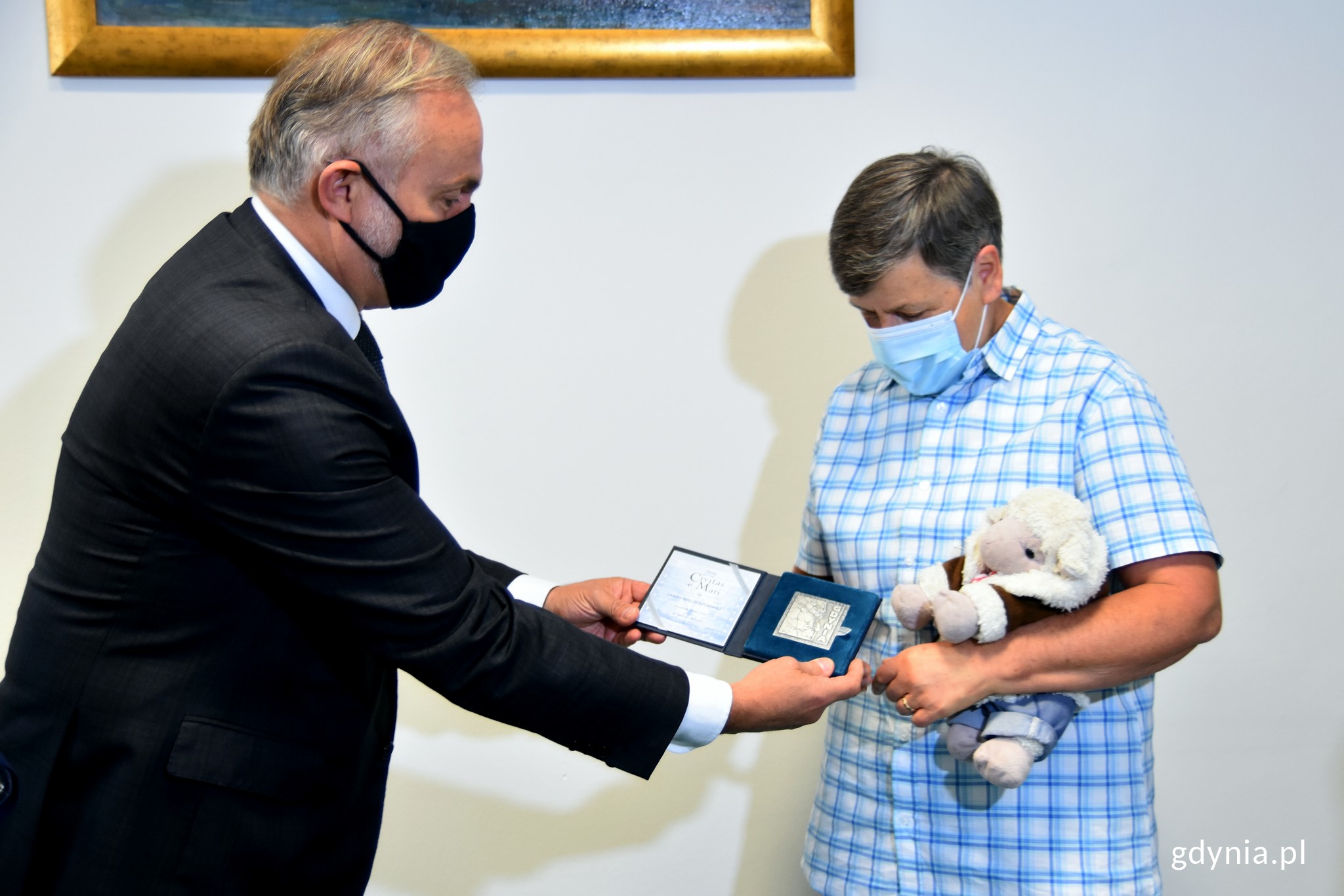 Pani Janina Wielgoszyńska otrzymuje od prezydenta Wojciecha Szczurka pamiątkowy medal. // fot. Magdalena Czernek