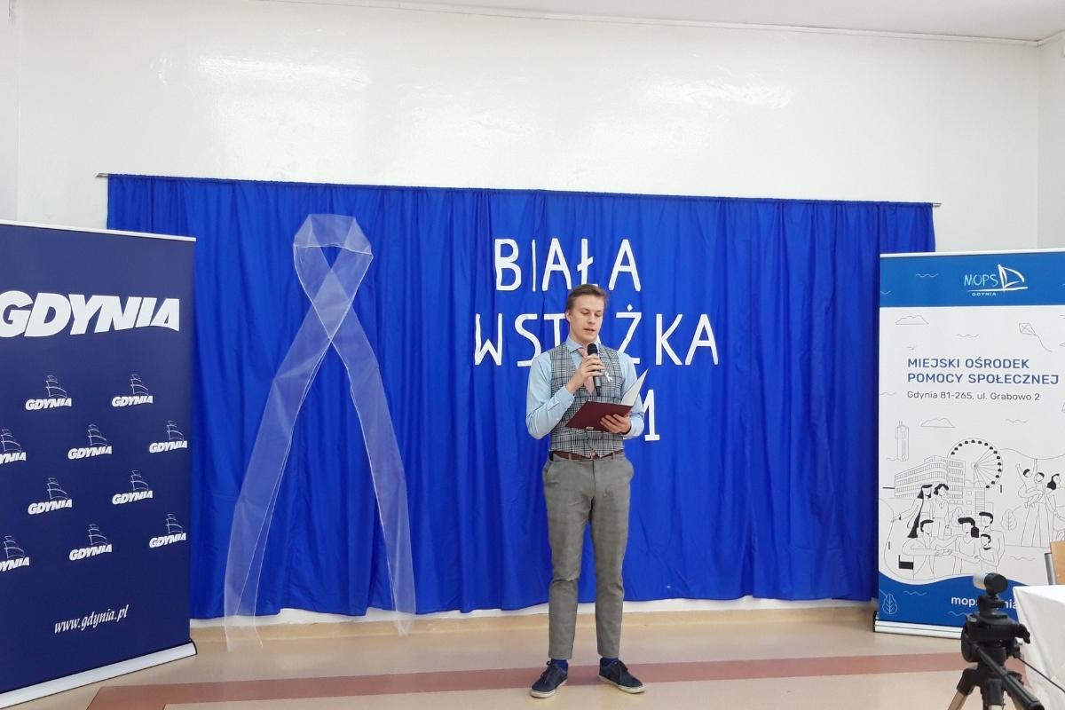 Młody mężczyzna na niebieskim tle