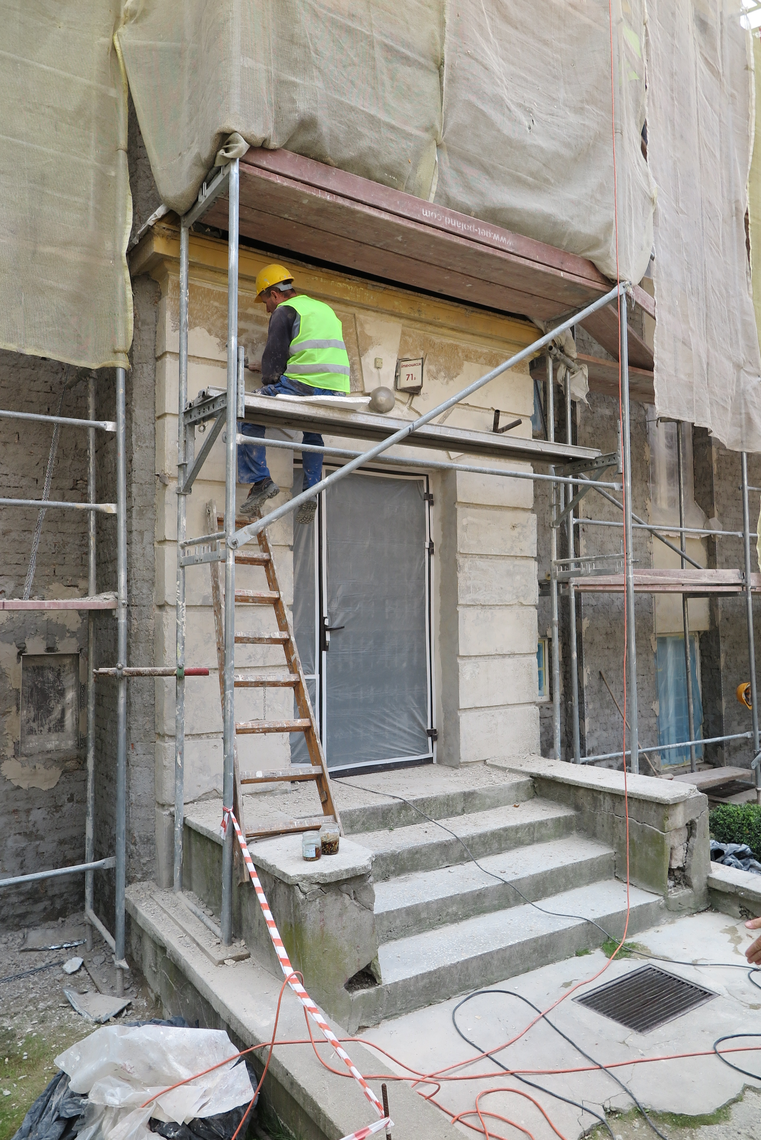 Portal budynku mieszkalnego w dawnym Zespole Dow&oacute;dztwa Floty na Oksywiu z lat 20. XX w.