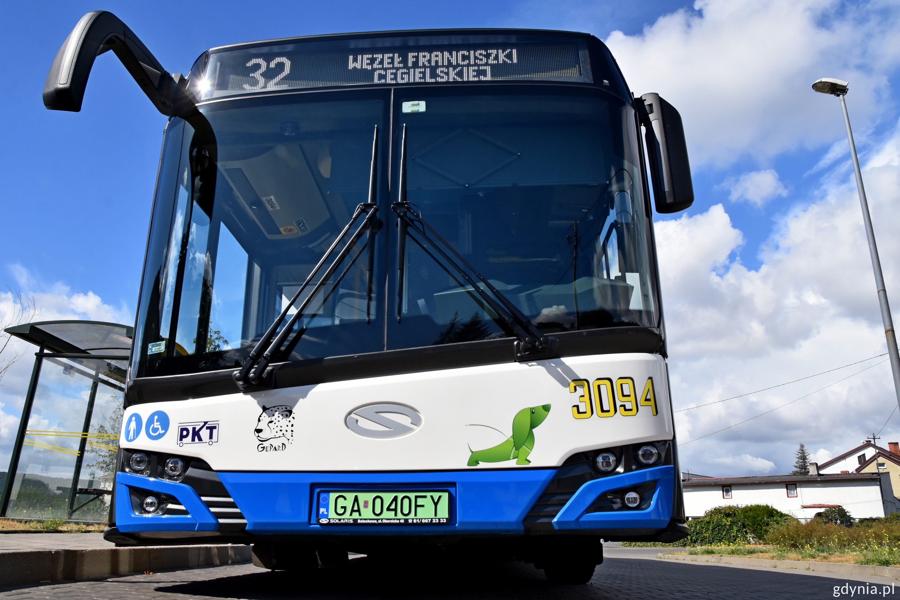 Trolejbus 32 czekający na odjazd z pętli przy ul. Złotej na Pog&oacute;rzu Dolnym. Stąd pojazd uda się w trasę ul. Unruga, Estakadą Kwiatkowskiego i ulicami Janka Wiśniewskiego, W&oacute;jta Radtkego i Świętojańską do Węzła Franciszki Cegielskiej // fot. Sławomir Okoń