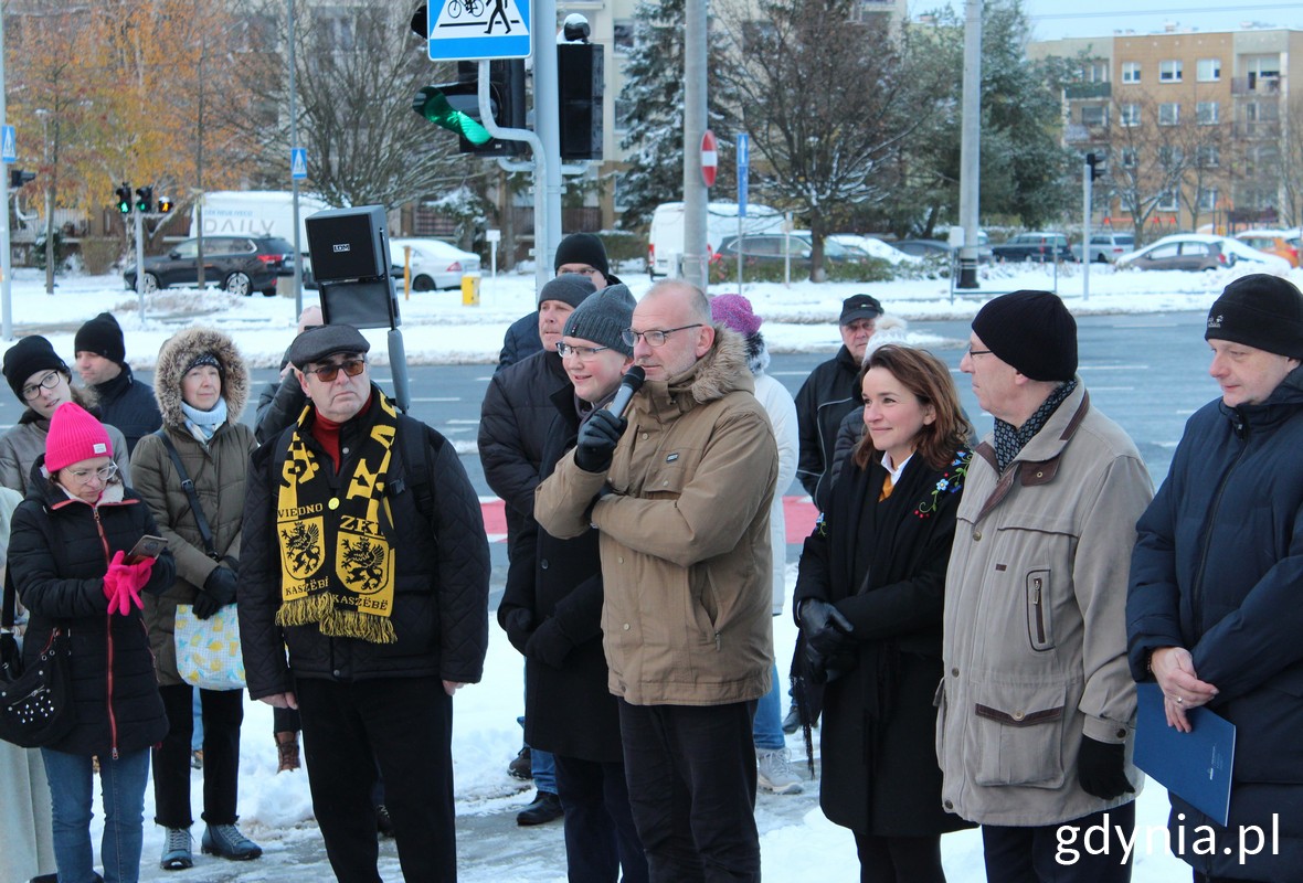 Przy kapliczce św. J&oacute;zefa stoją m.in.: wiceprezydent Gdyni Michał Guć oraz radni Anna Szpajer i Zenon Roda