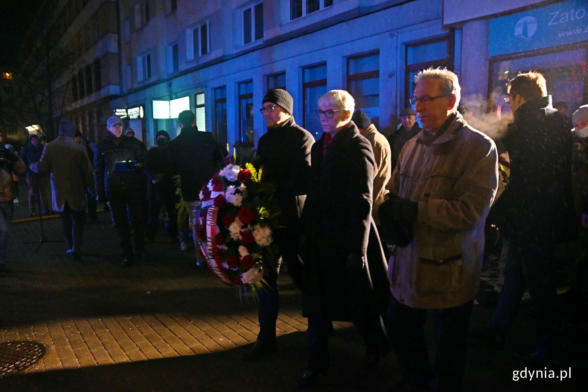 Michał Guć - wiceprezydent Gdyni, Joanna Zielińska - przewodnicząca Rady Miasta Gdyni oraz Zenon Roda - radny miasta składają kwiaty przed pomnikiem Ofiar Terroru Komunistycznego // fot. Magdalena Czernek