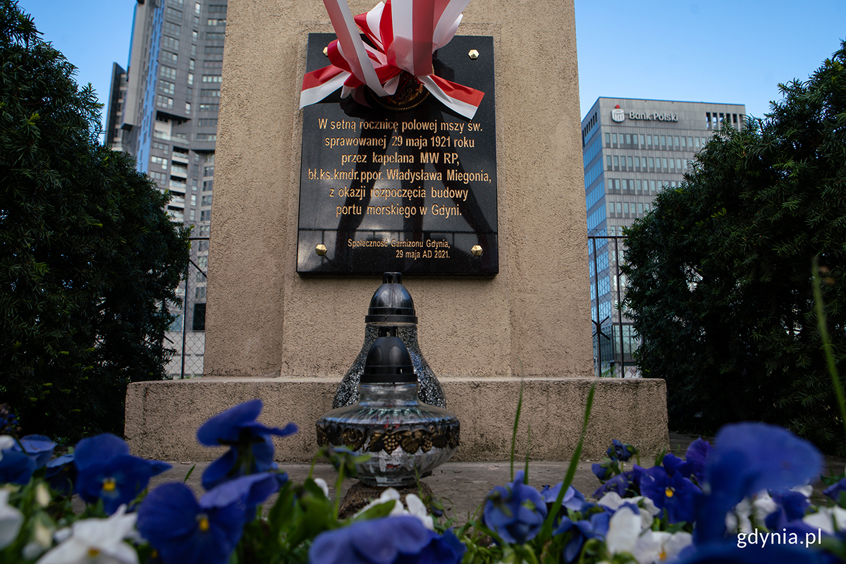 Uroczystość odsłonięcia tablicy pamiątkowej na cokole Krzyża Rybackiego im. Tadeusza Wendy w setną rocznicę odprawienia polowej mszy św. z okazji rozpoczęcia budowy portu w Gdyni. Fot. Anna Rezulak