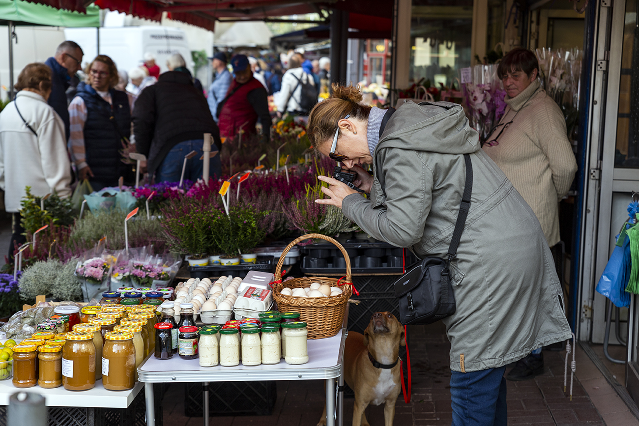 Warsztaty fotograficzne, czyli poszukiwanie kadr&oacute;w i klimat&oacute;w sprzed czas&oacute;w z kr&oacute;lującymi plastikami. Fot. Przemysław Kozłowski / ARG