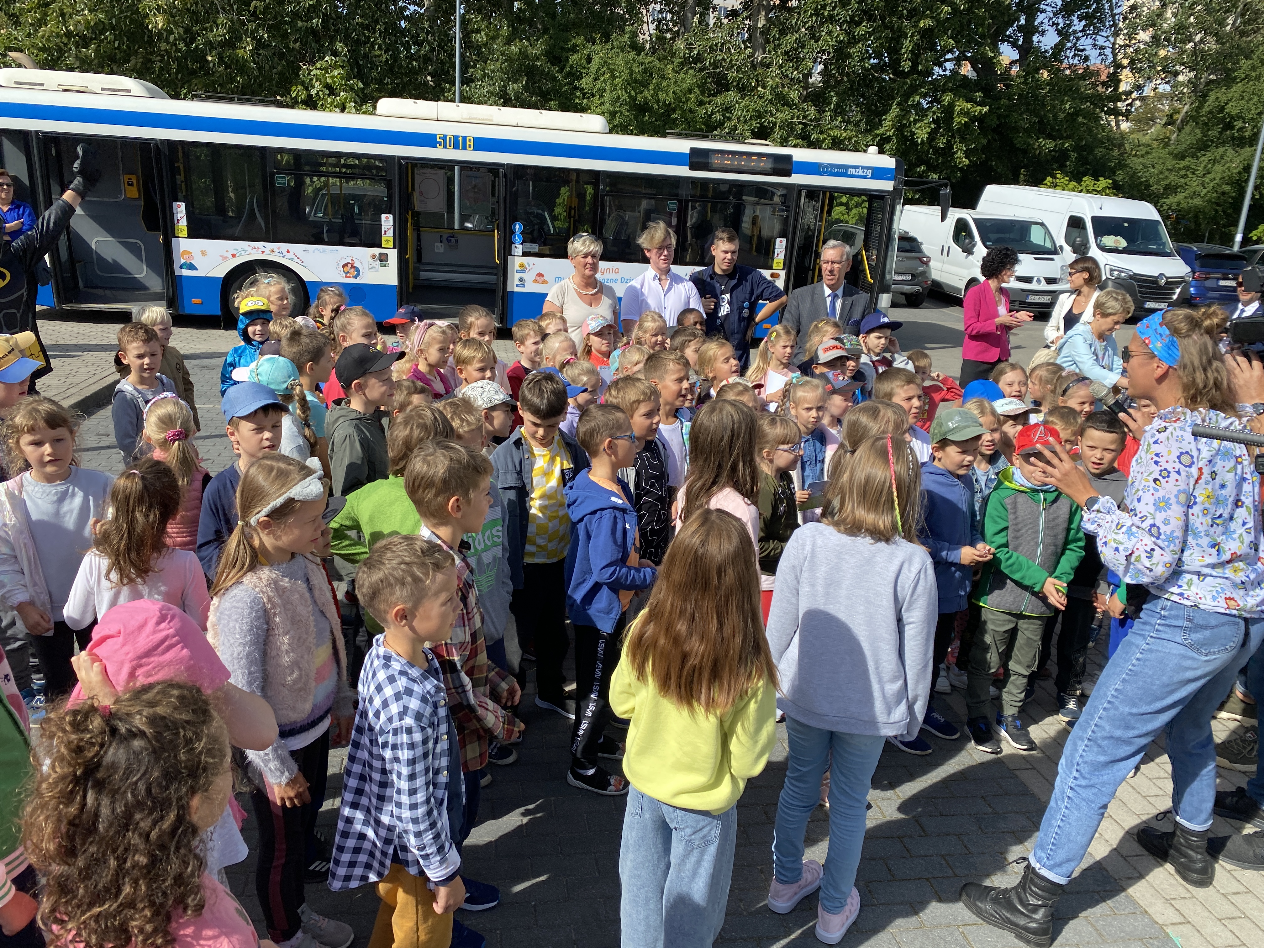 Dzieci przy autobusie z napisem „Miasta Przyjaznego Dzieciom”