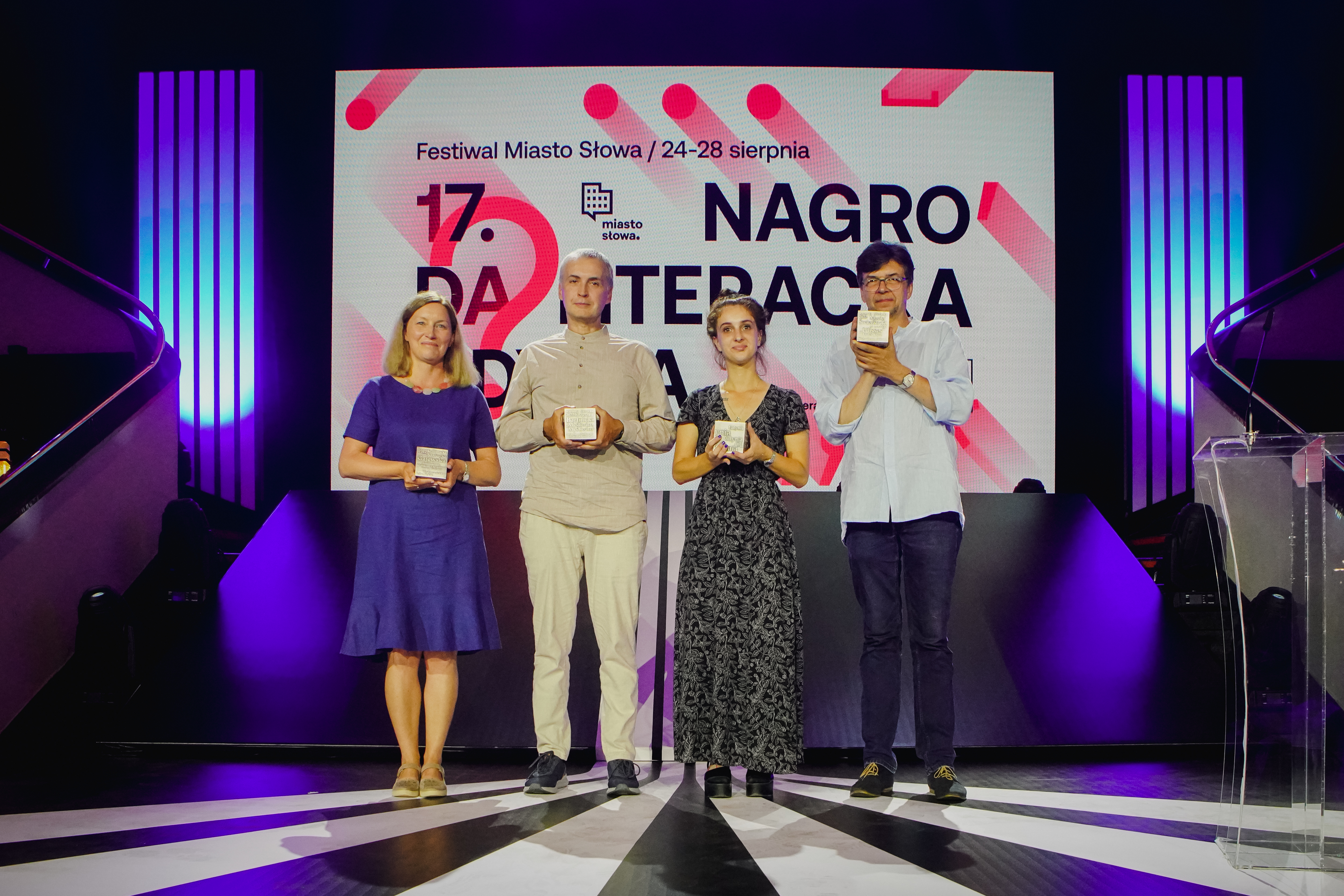 Laureaci 17. edycji Nagrody Literackiej Gdynia. Od lewej: Agnieszka Gajewska (kategoria esej), Krzysztof Bartnicki (kategoria proza), Justyna Kulikowska (kategoria poezja) i Maciej Świerkocki (kategoria przekład) // fot. Anna Rezulak