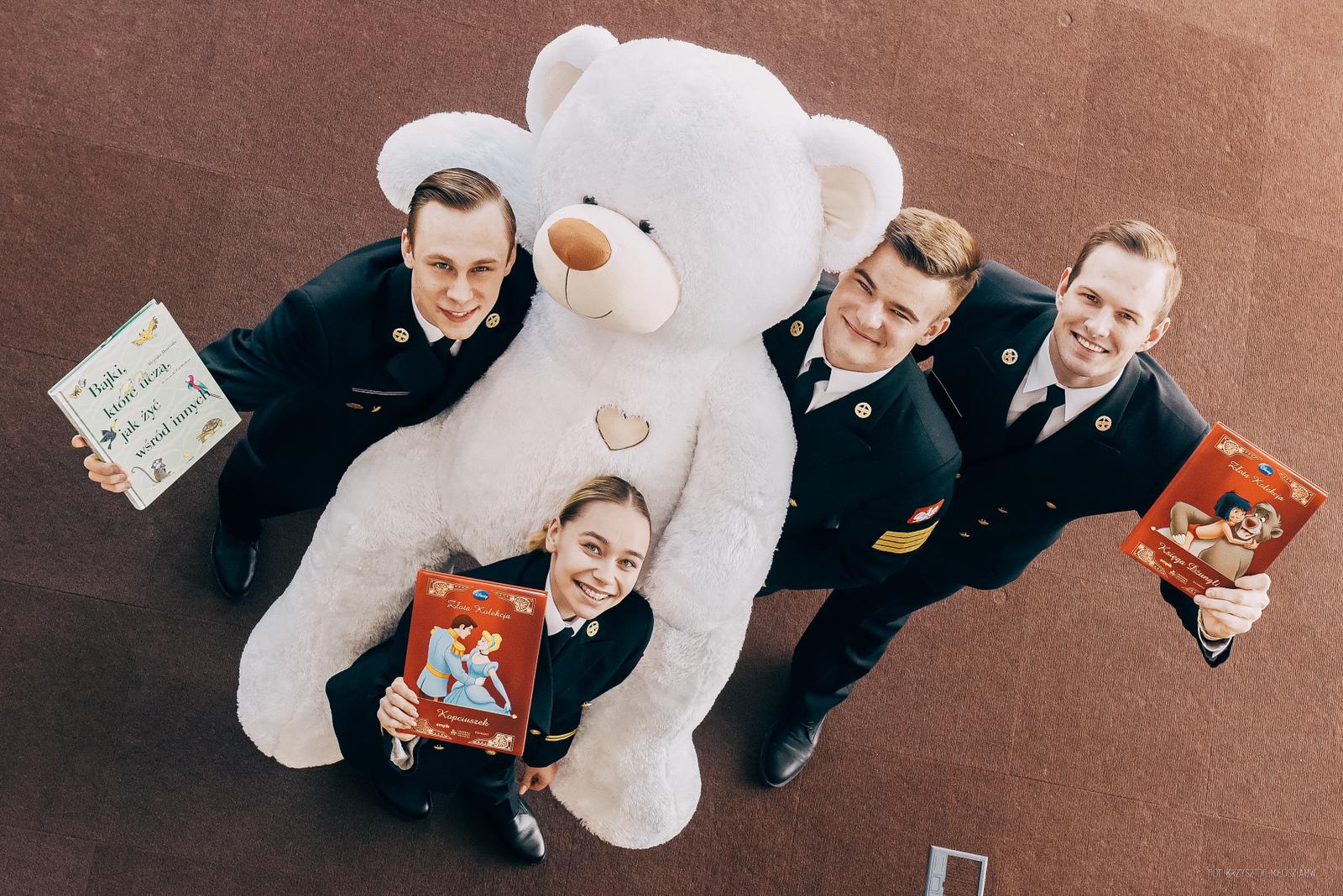 Studenci AMW czytają dzieciom // mat. prasowe AMW