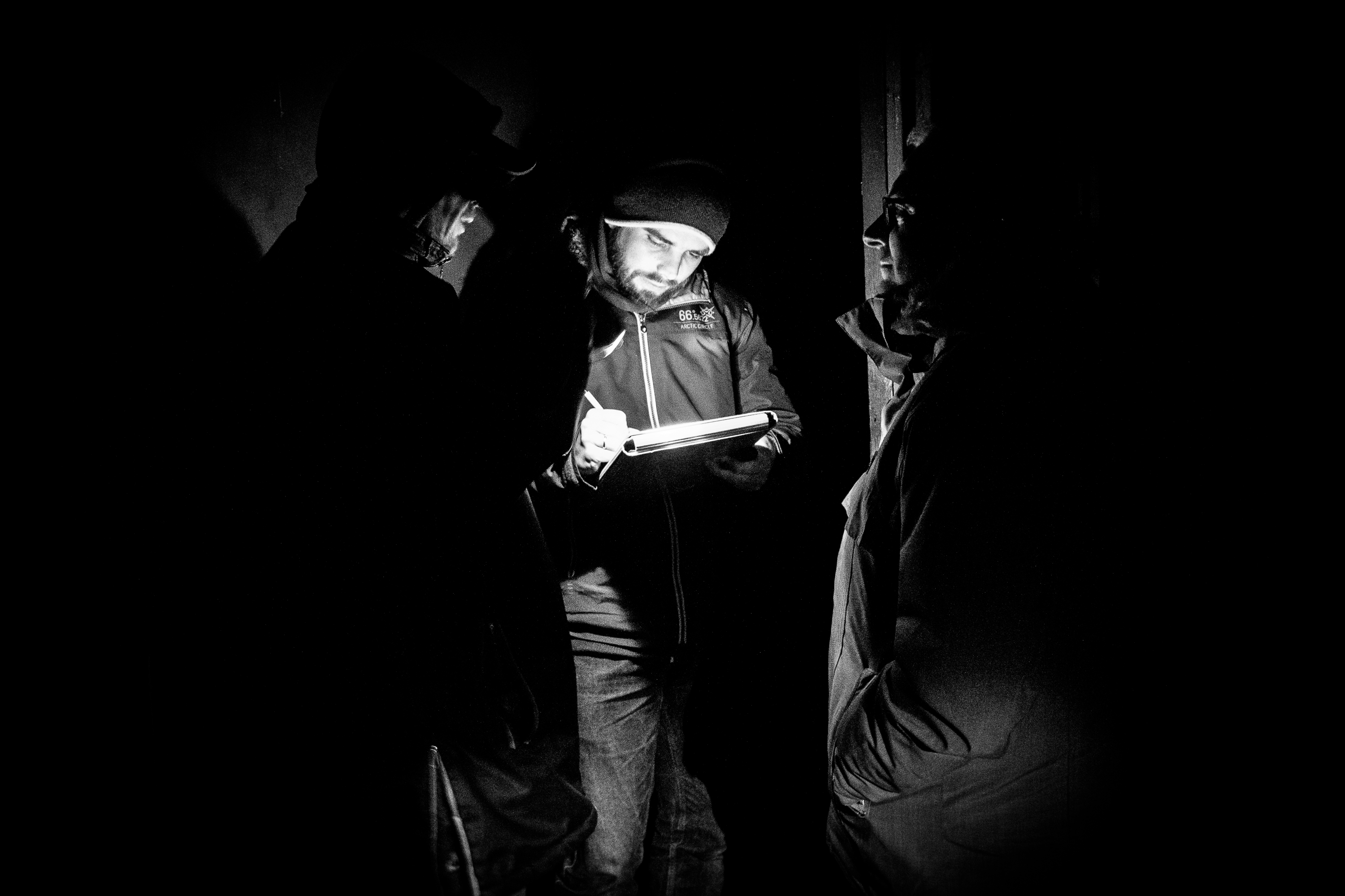 Grzegorz Dziedzic podczas badania socjodemograficznego os&oacute;b w kryzysie bezdomności. Rok 2017 // arch. LIS